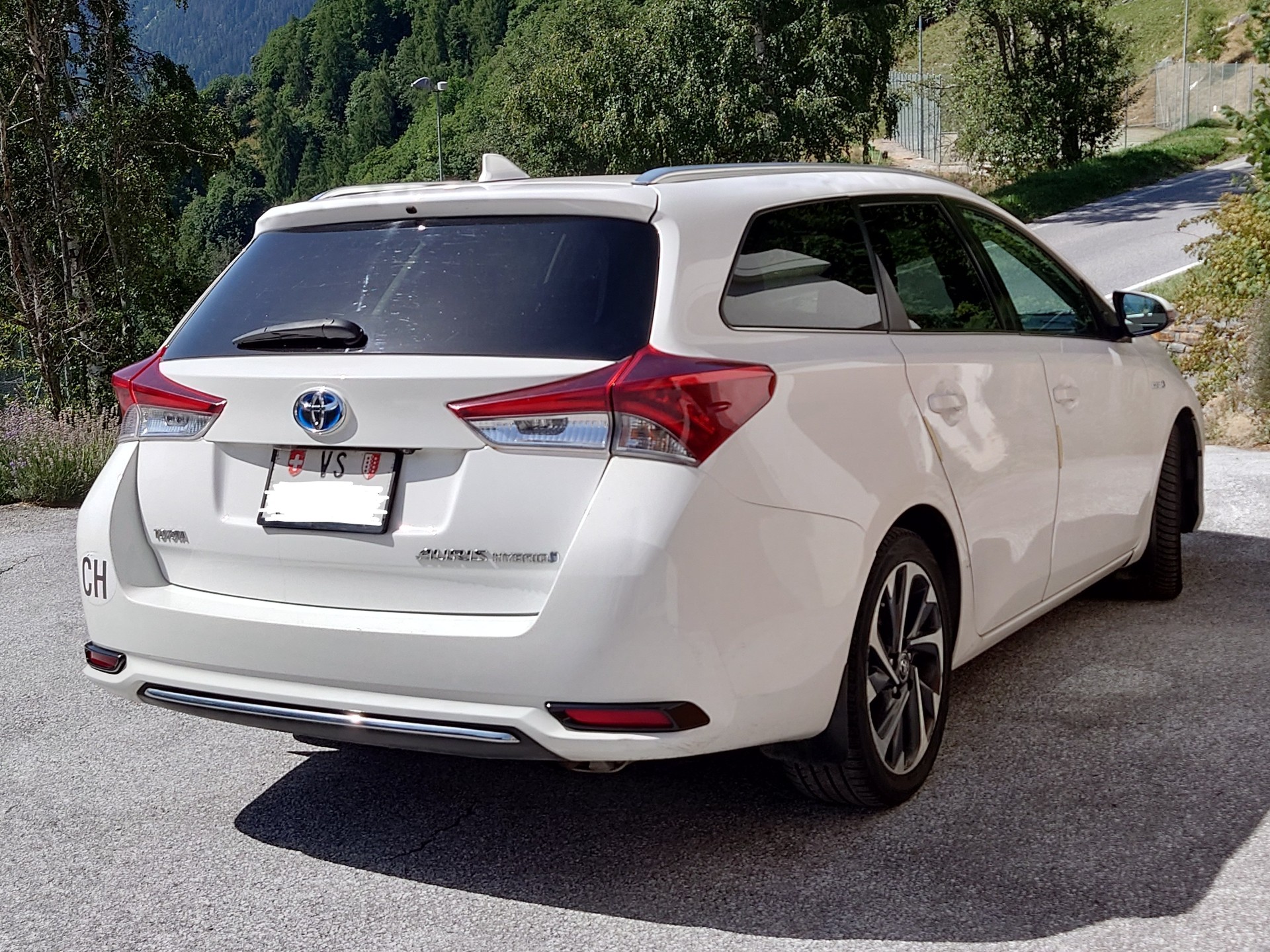 TOYOTA Touring sports 1.8 Hybrid, version 135 Confort-image-2