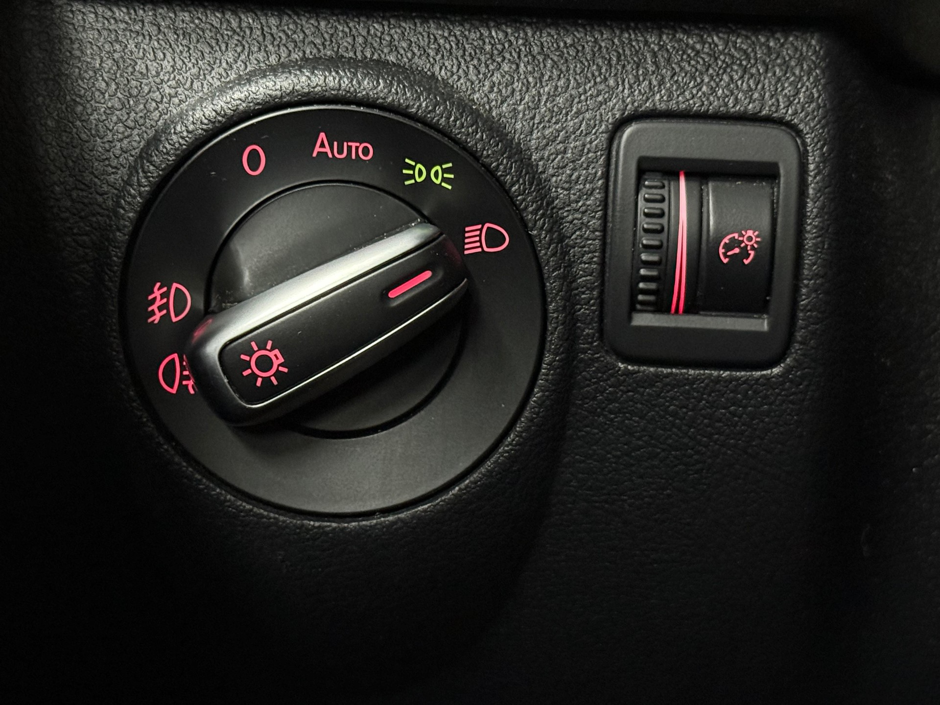 VW Tiguan 2.0 TDI BMT Cup R-Line 4Motion DSG / Anhängerkupplung-image-19