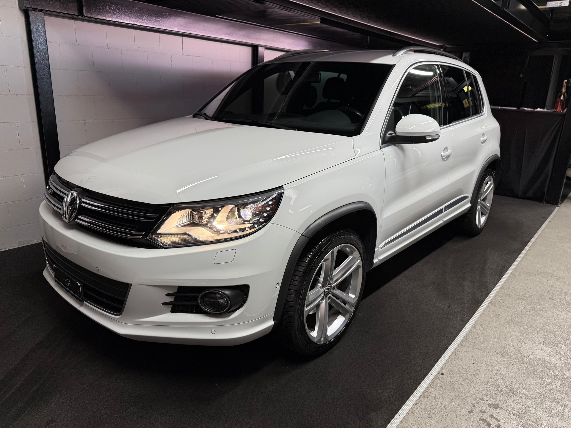 VW Tiguan 2.0 TDI BMT Cup R-Line 4Motion DSG / Anhängerkupplung-showroom-element-1