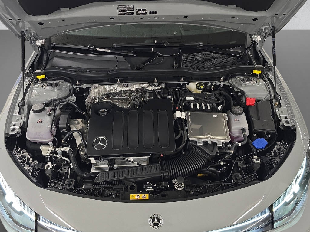 MERCEDES-BENZ CLA 220 4Matic AMG Line Shooting Brake-image-8