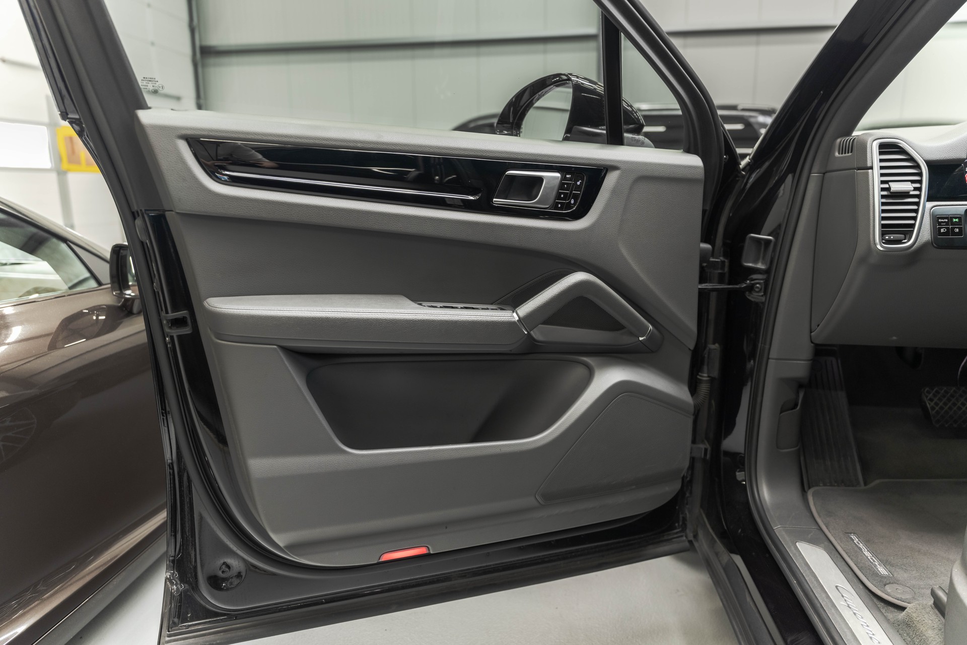 PORSCHE Cayenne-image-18