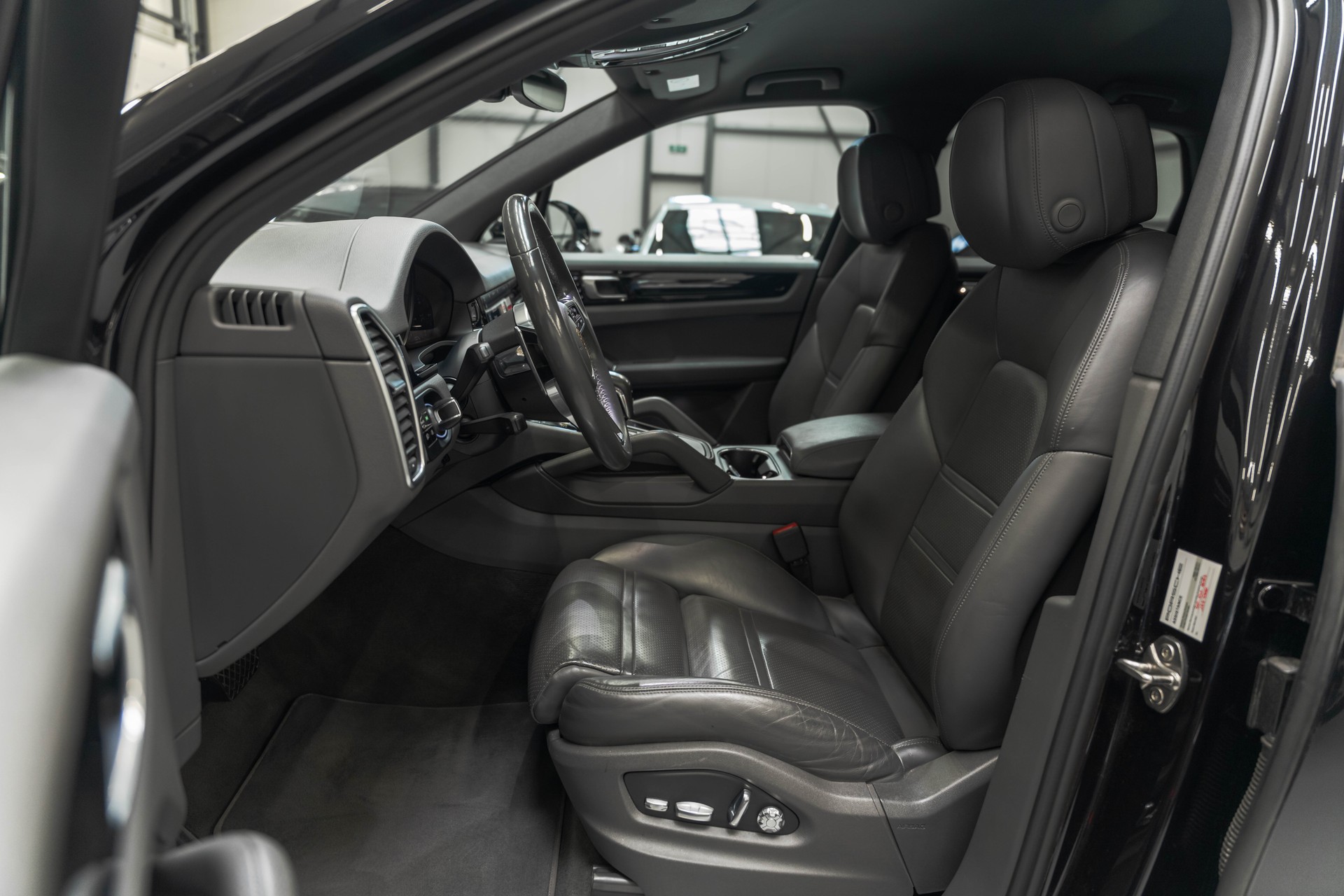 PORSCHE Cayenne-image-8