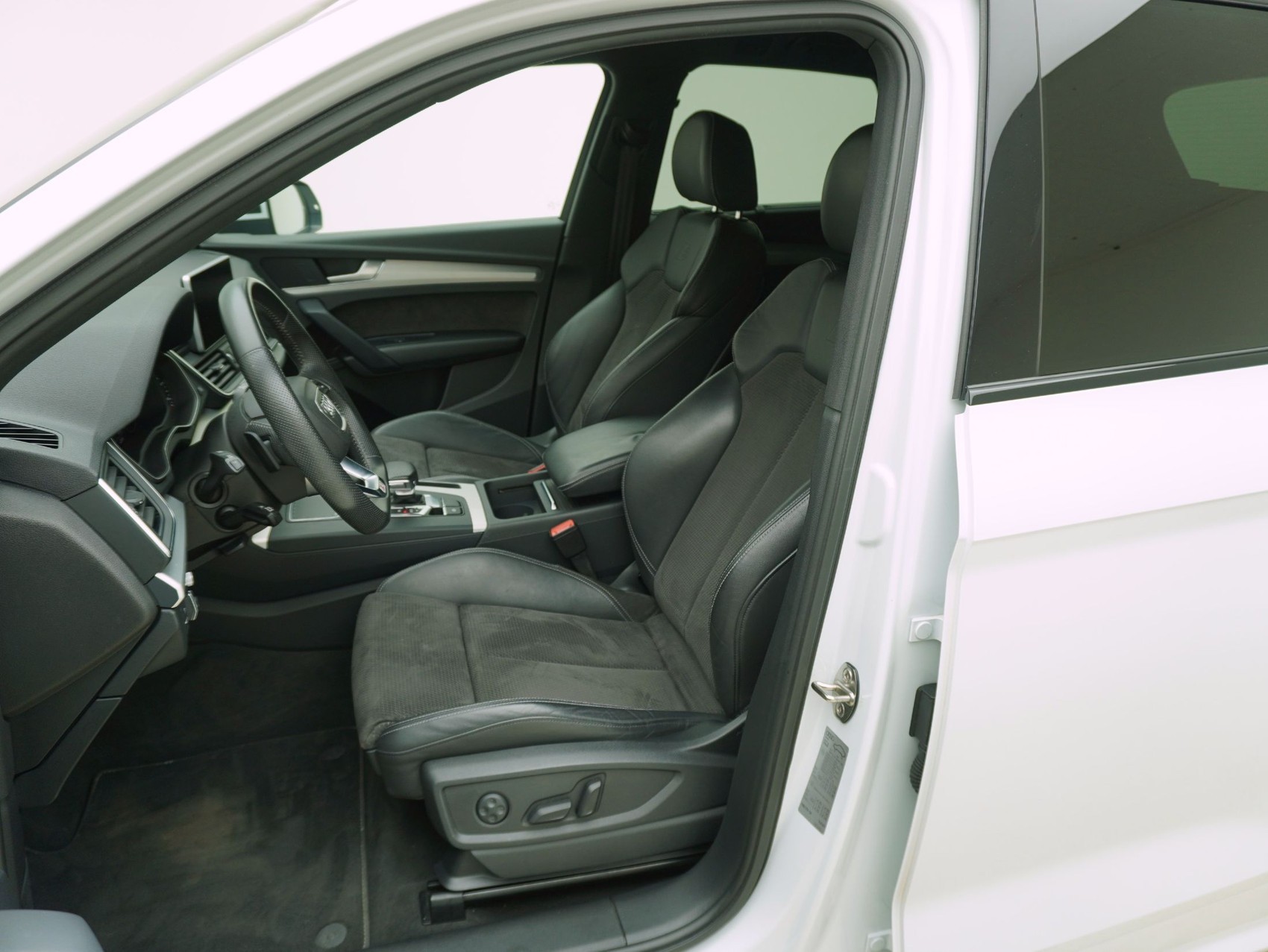 AUDI Q5 45 TFSI S line quattro S-Tronic-image-8