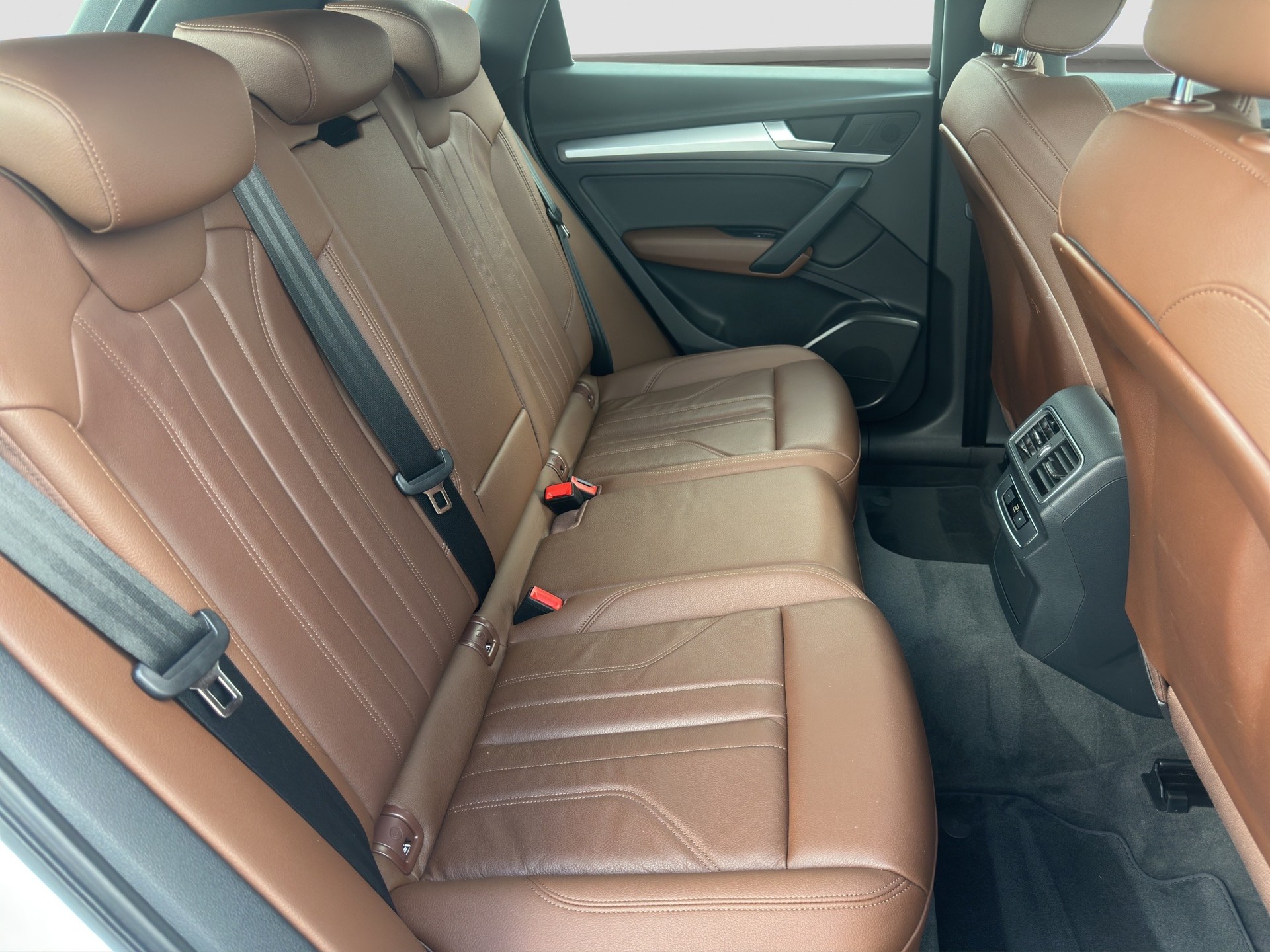 AUDI Q5 2.0 TFSI quattro S-tronic-image-18