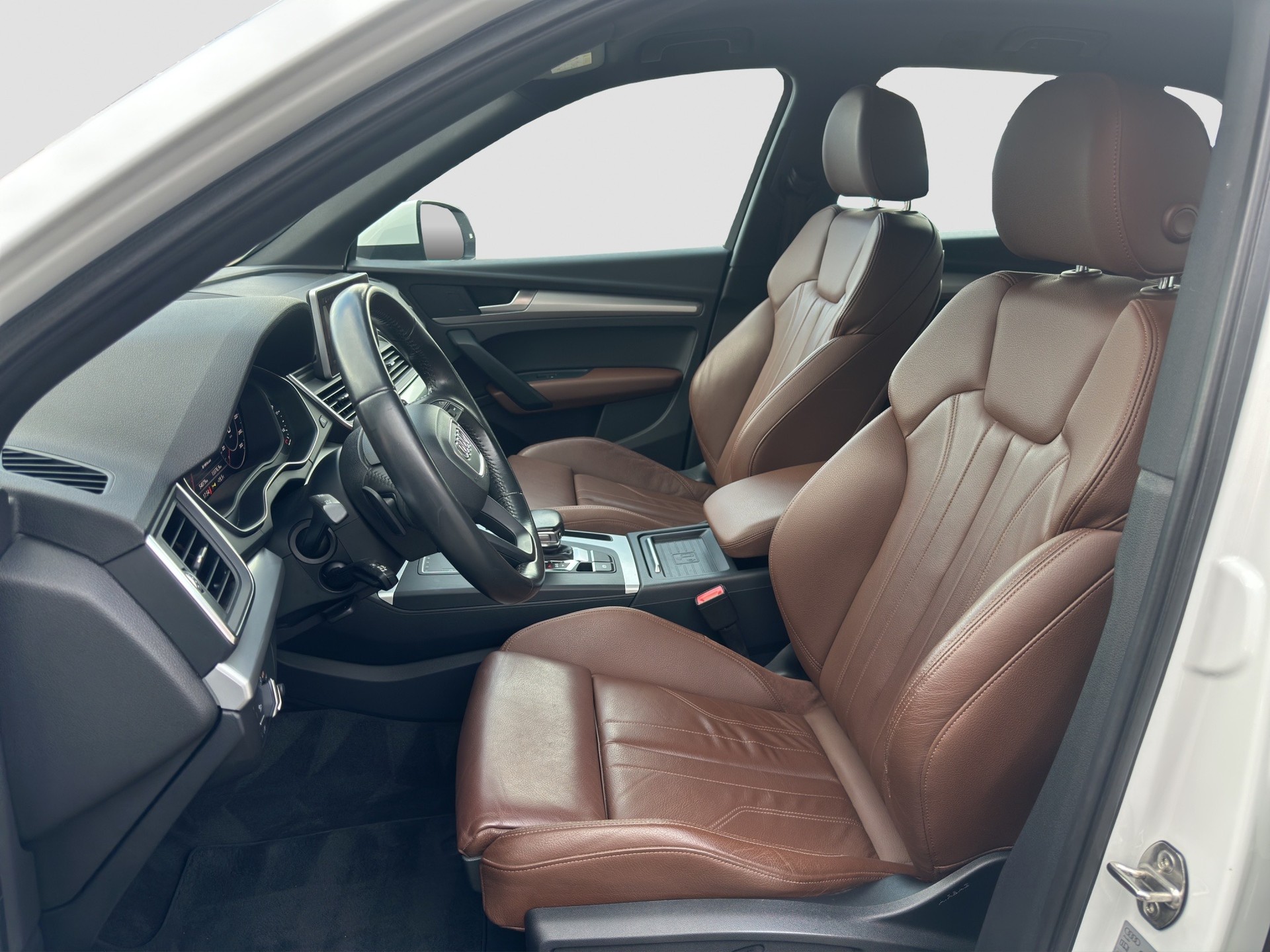AUDI Q5 2.0 TFSI quattro S-tronic-image-12
