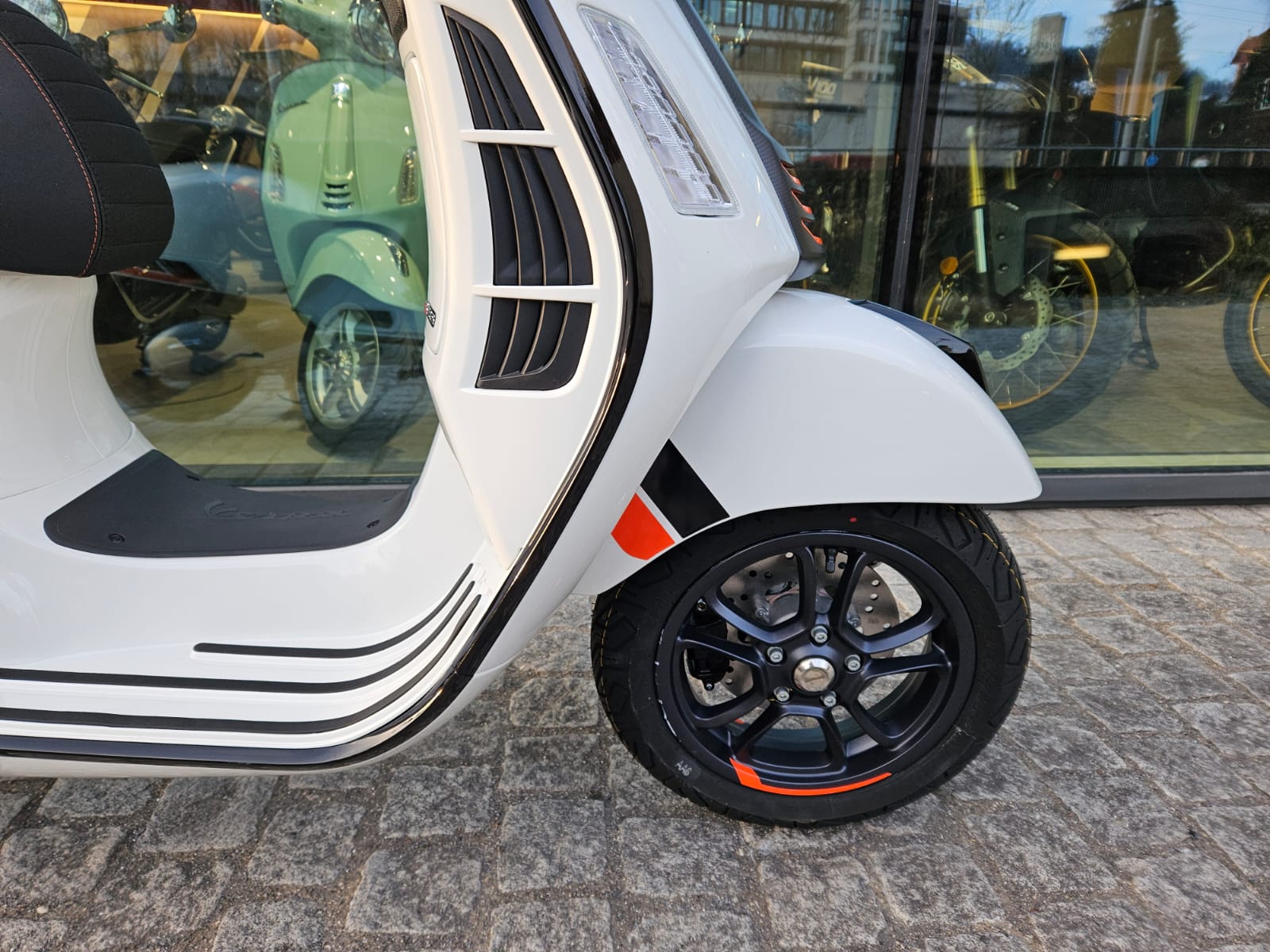 PIAGGIO Vespa GTS 125 Super Sport ABS-image-10