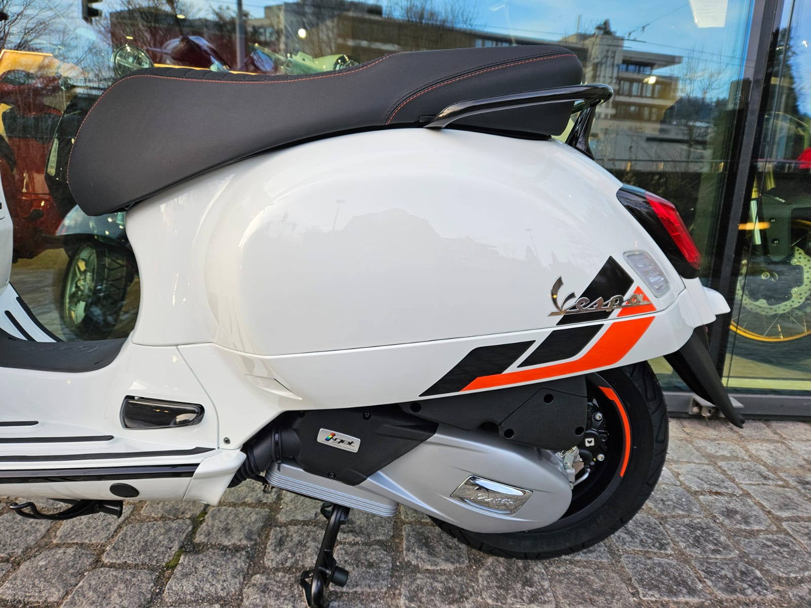 PIAGGIO Vespa GTS 125 Super Sport ABS-image-9