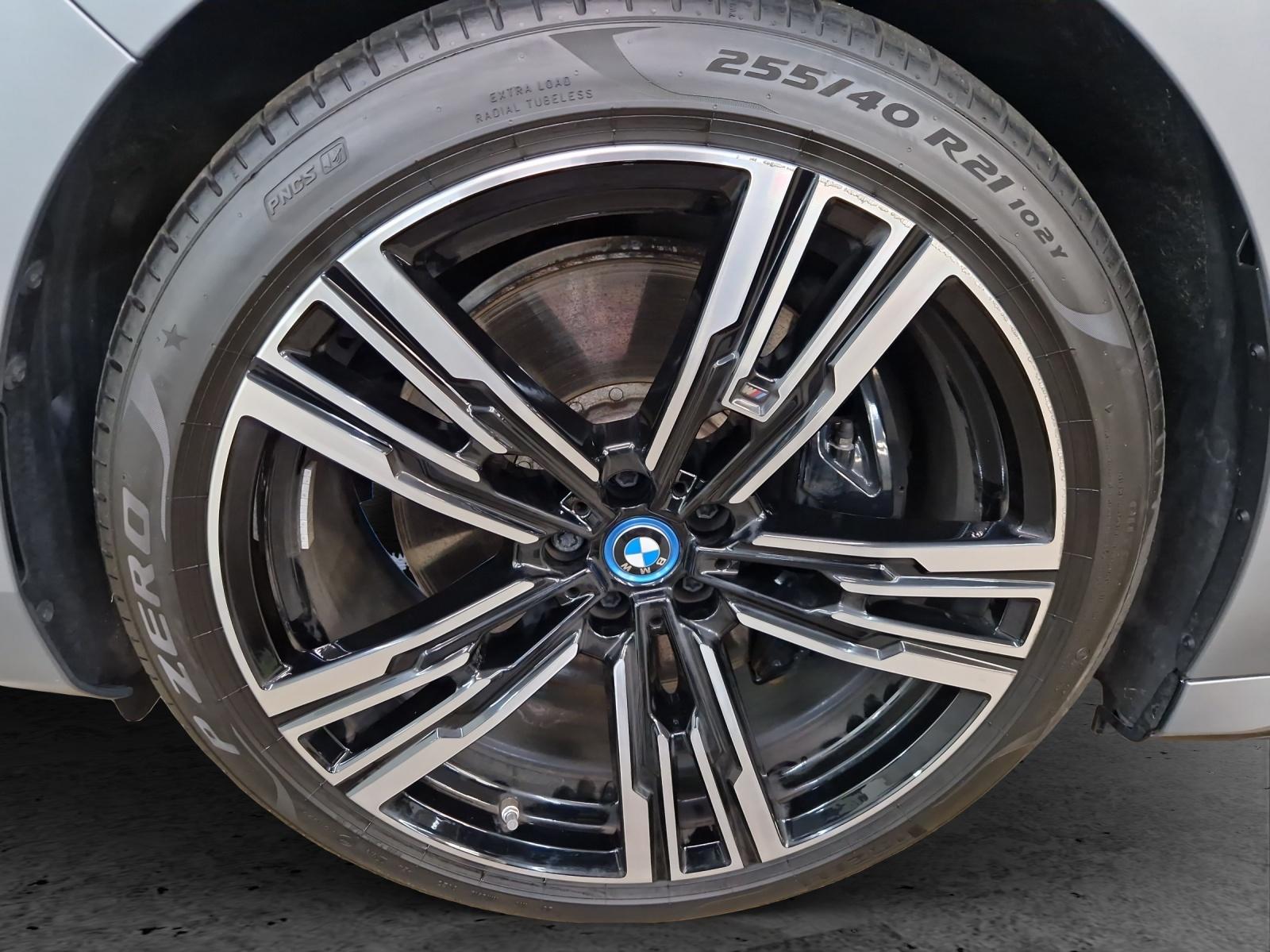 BMW i7 xDrive60-image-8