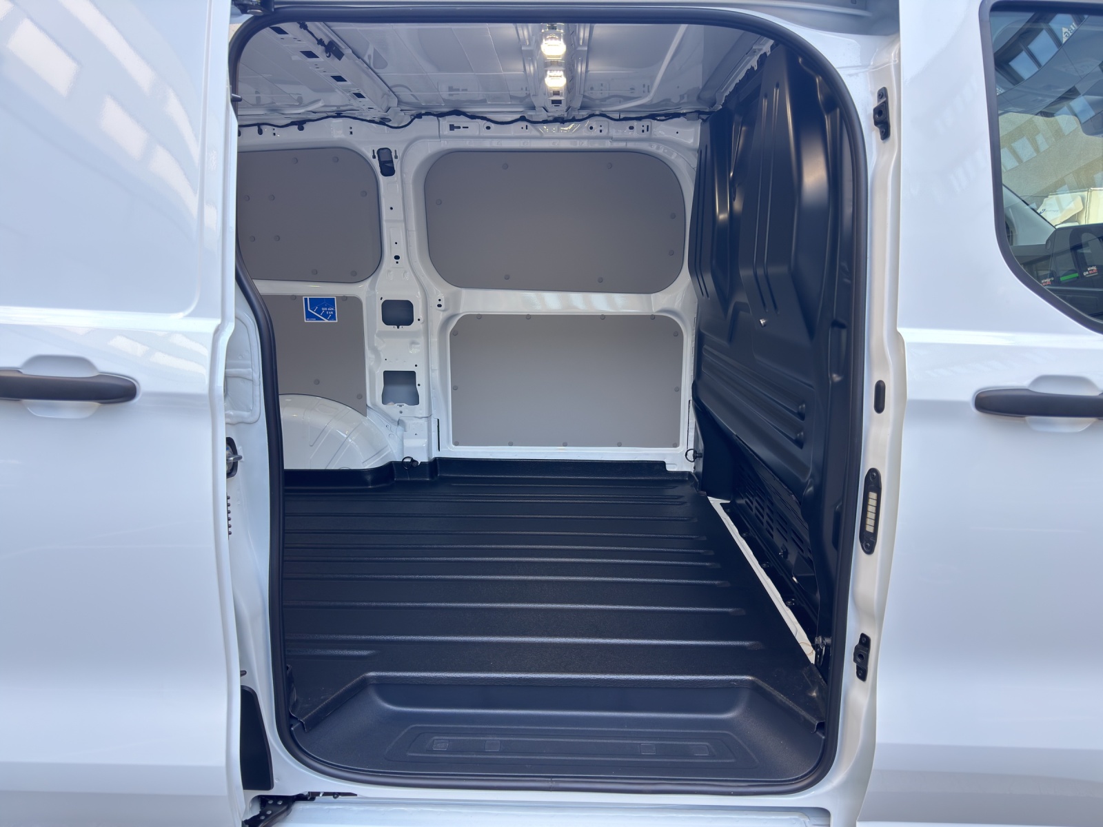 FORD Transit Custom Van 320 L1 2.0 EcoBlue 136 Trend-image-15