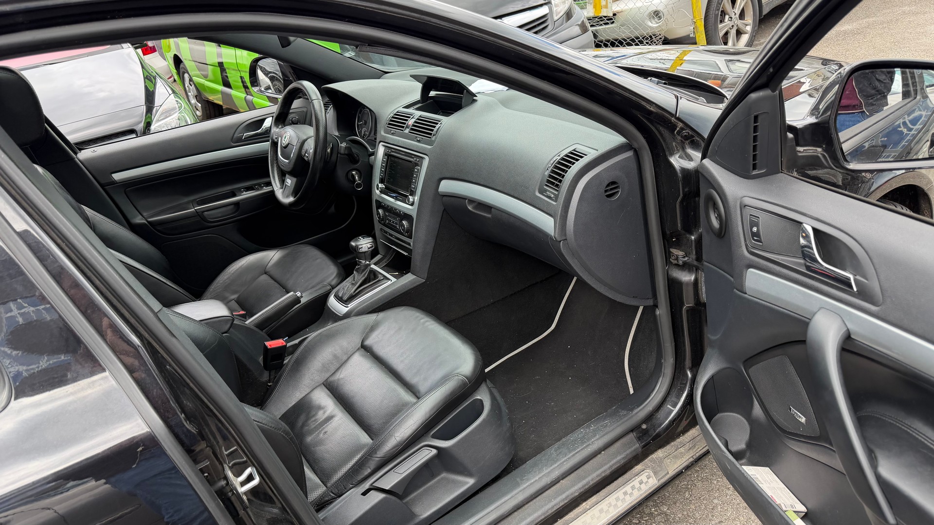 SKODA Octavia Combi 2.0 TSI RS DSG-image-4