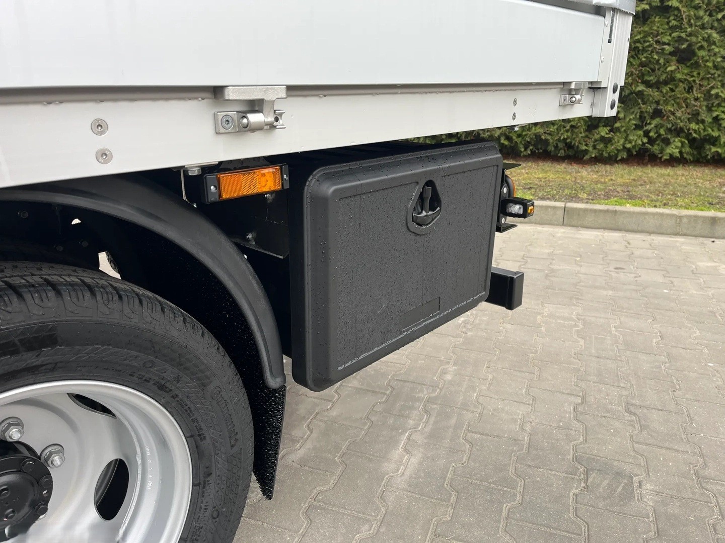 MITSUBISHI Fuso Canter 3c15 Plane-showroom-element-1