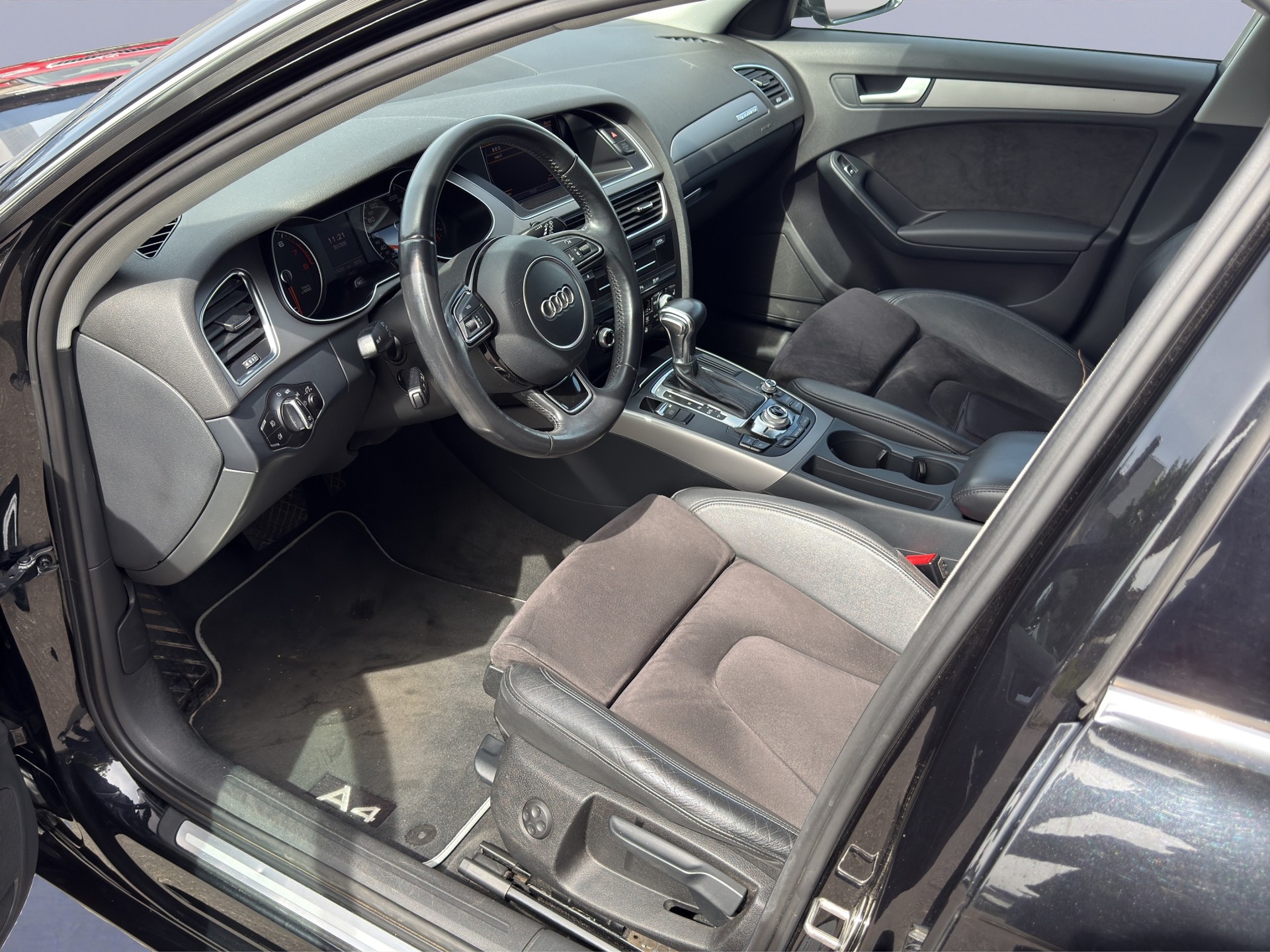 AUDI A4 Avant 2.0 TFSI quattro s-tronic-image-11