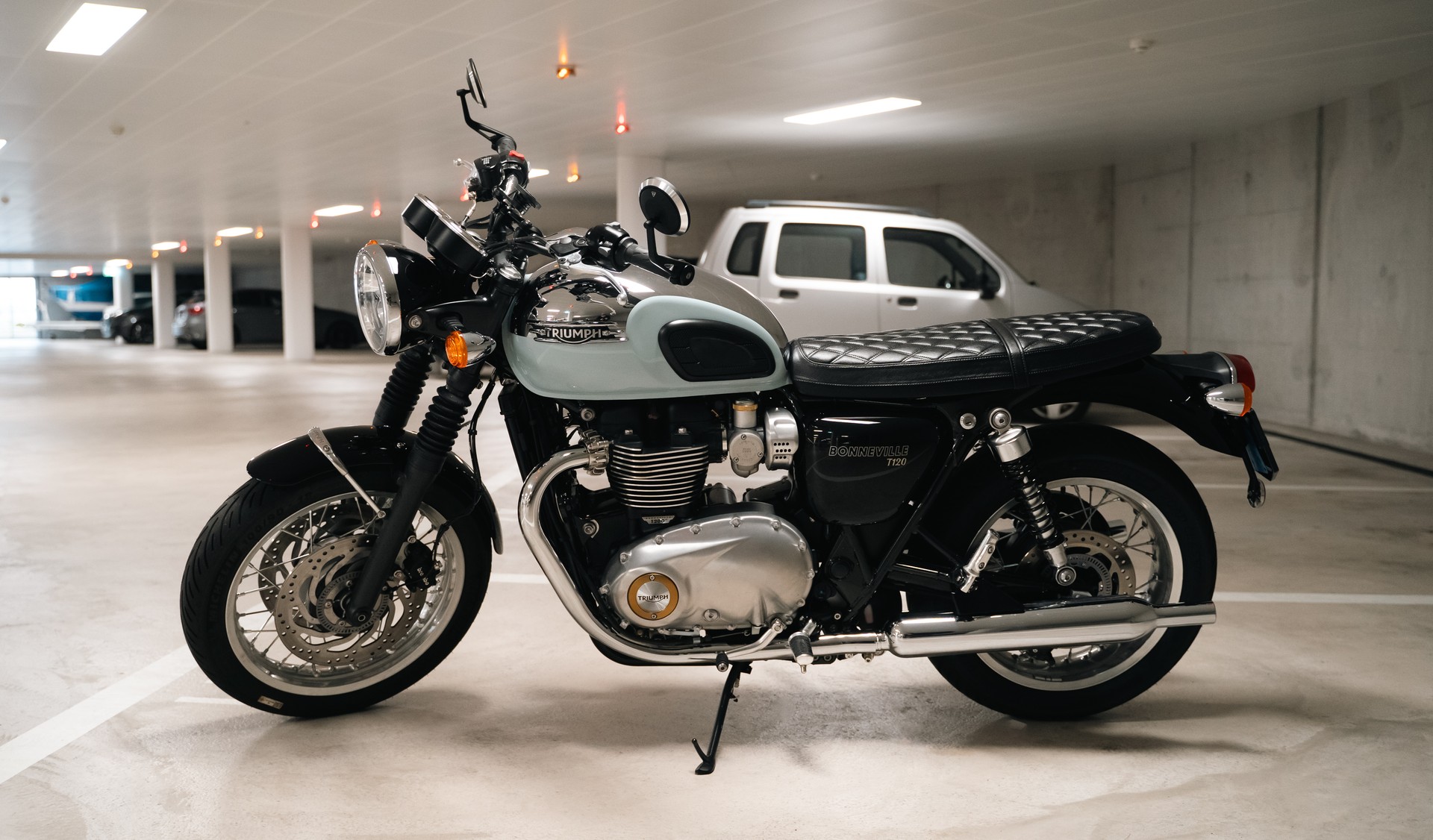 TRIUMPH Bonneville T120 Special Edition-image-1