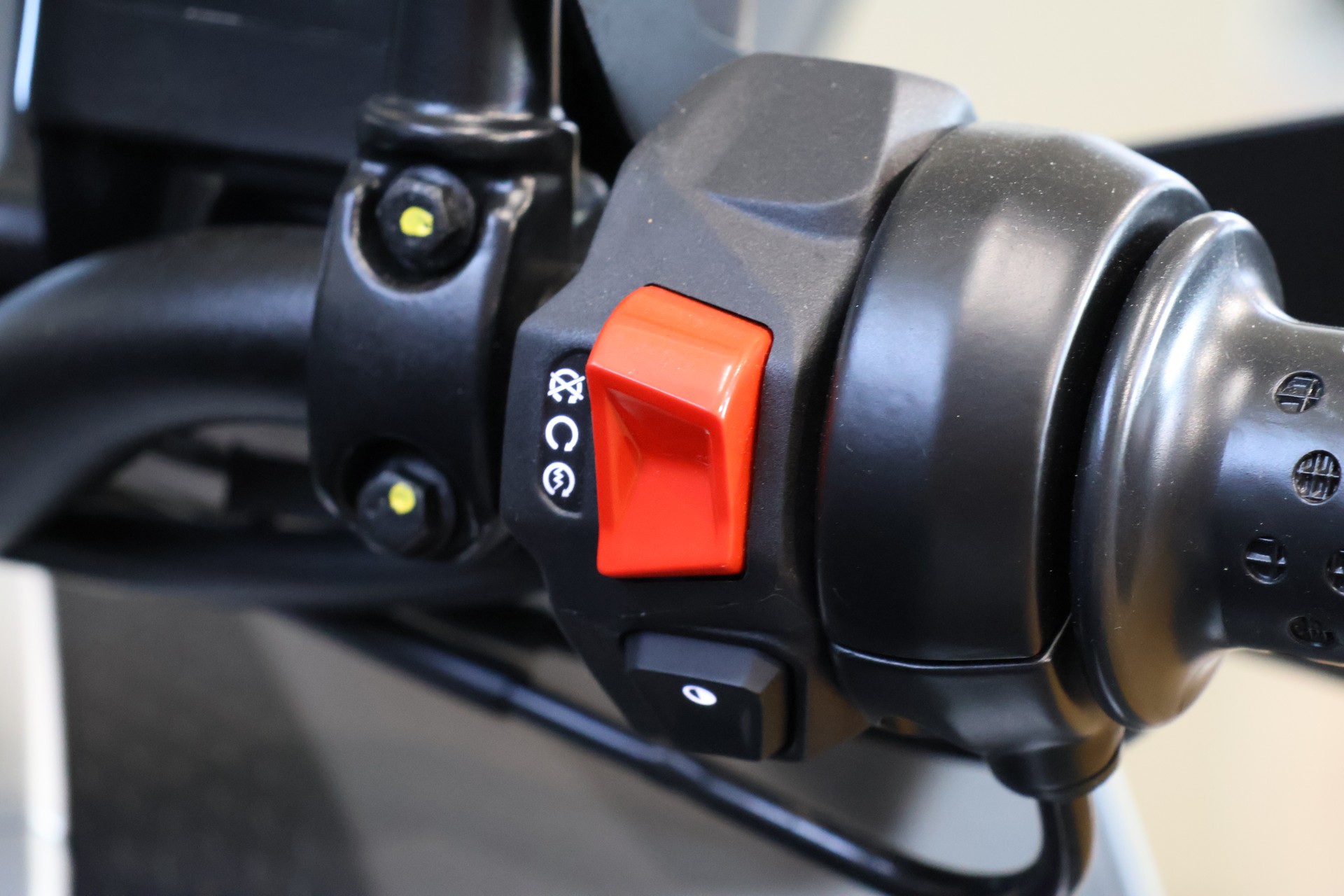 APRILIA SR GT 400-image-9
