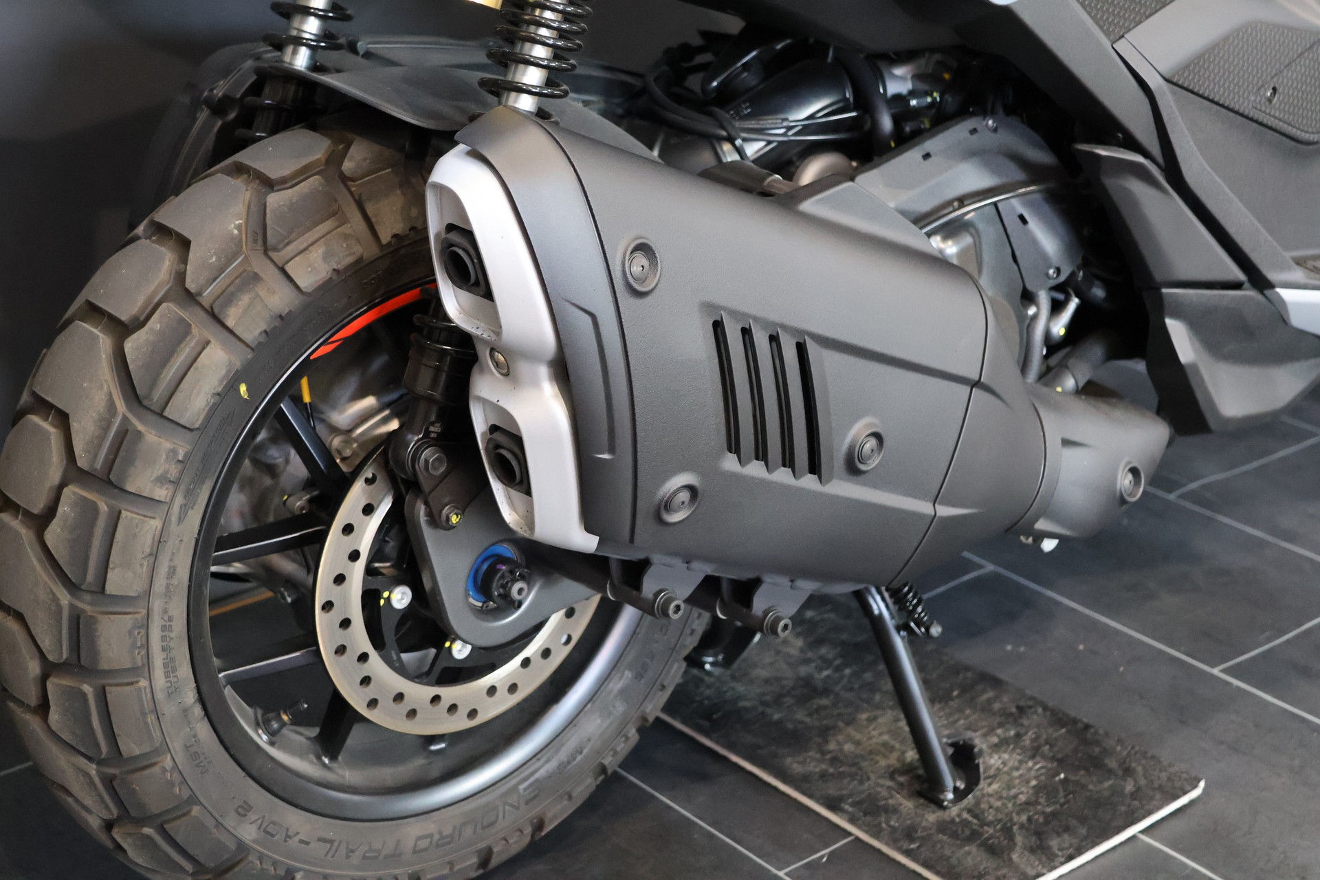 APRILIA SR GT 400-image-4