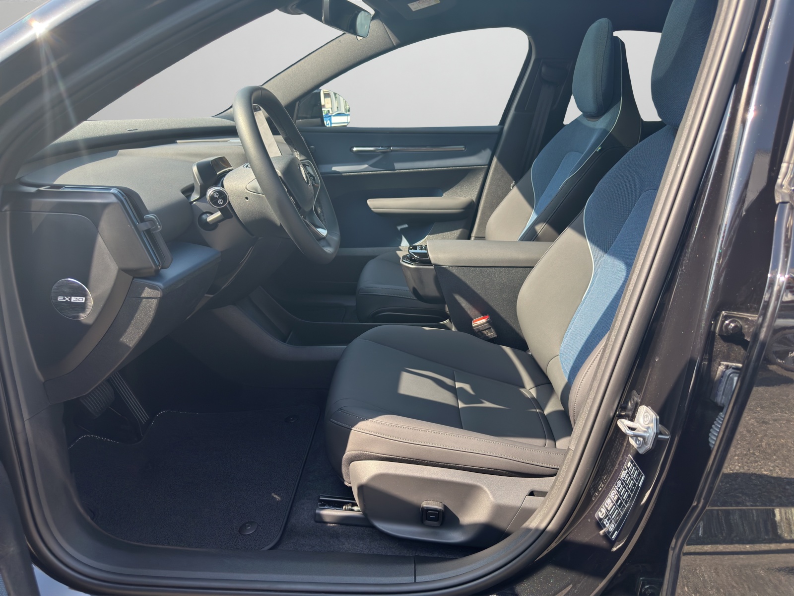 VOLVO EX30 CC E60 Twin Performance AWD-image-9