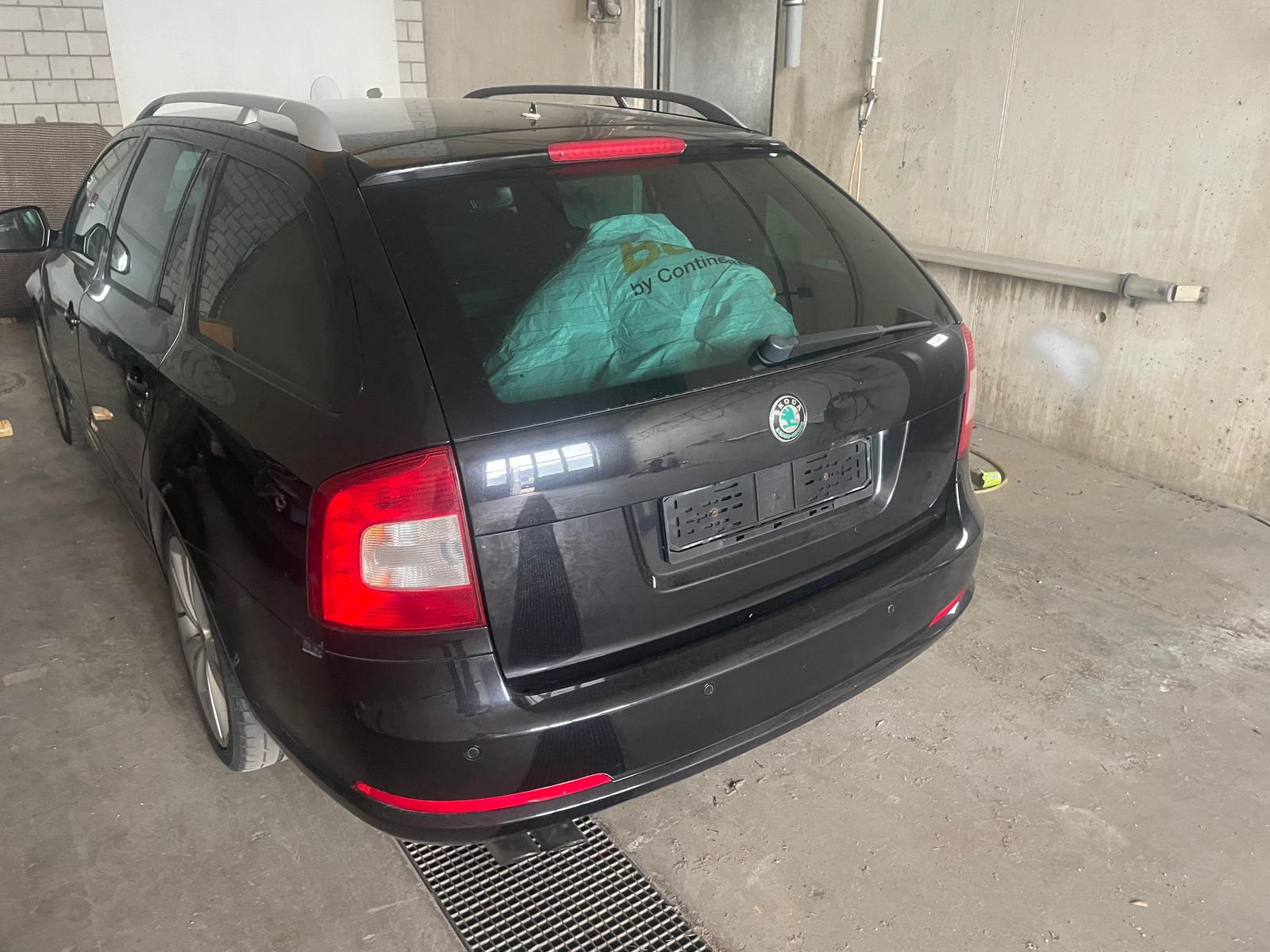 SKODA Octavia Combi 2.0 RS-image-2