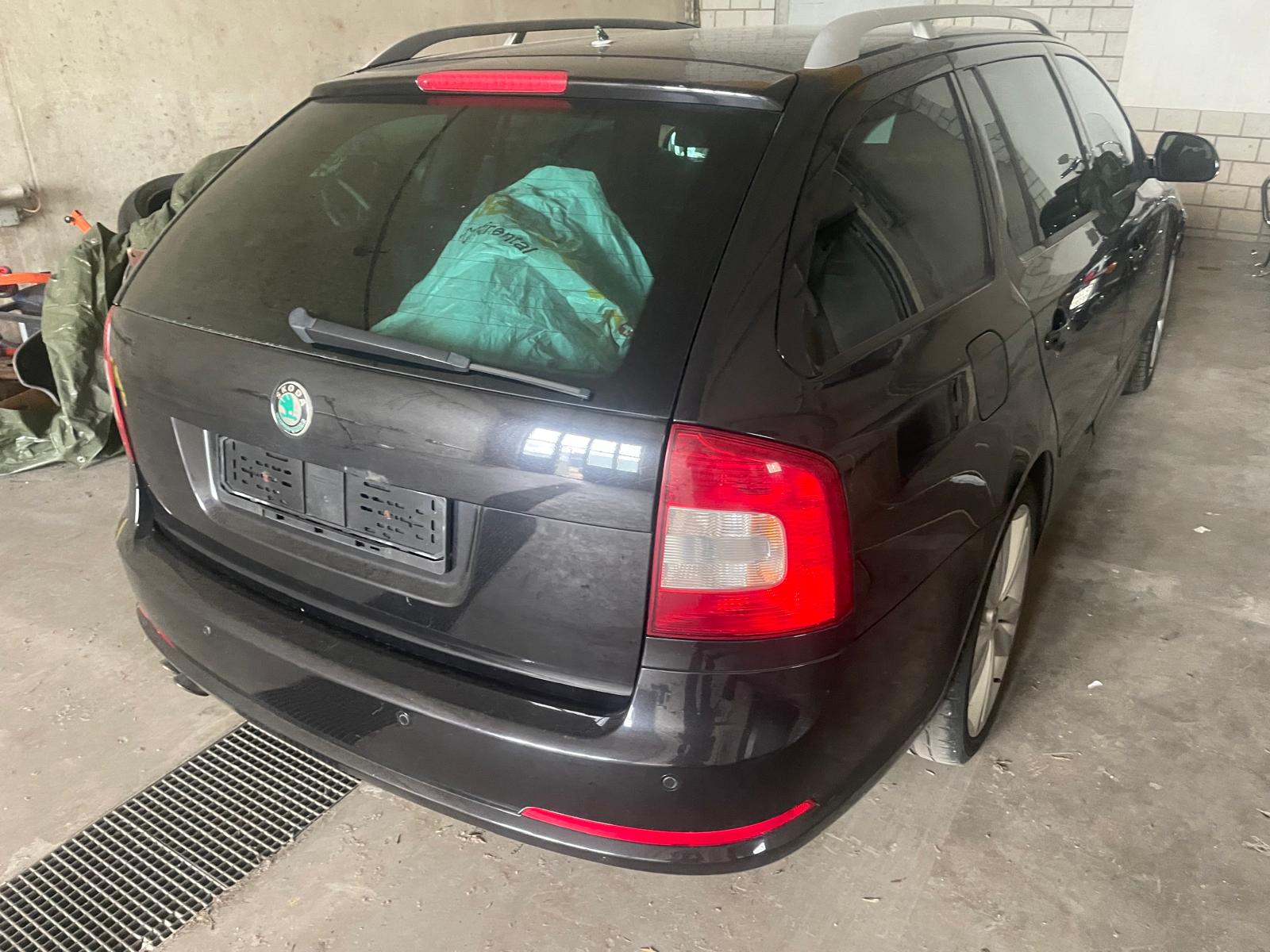 SKODA Octavia Combi 2.0 RS-image-3