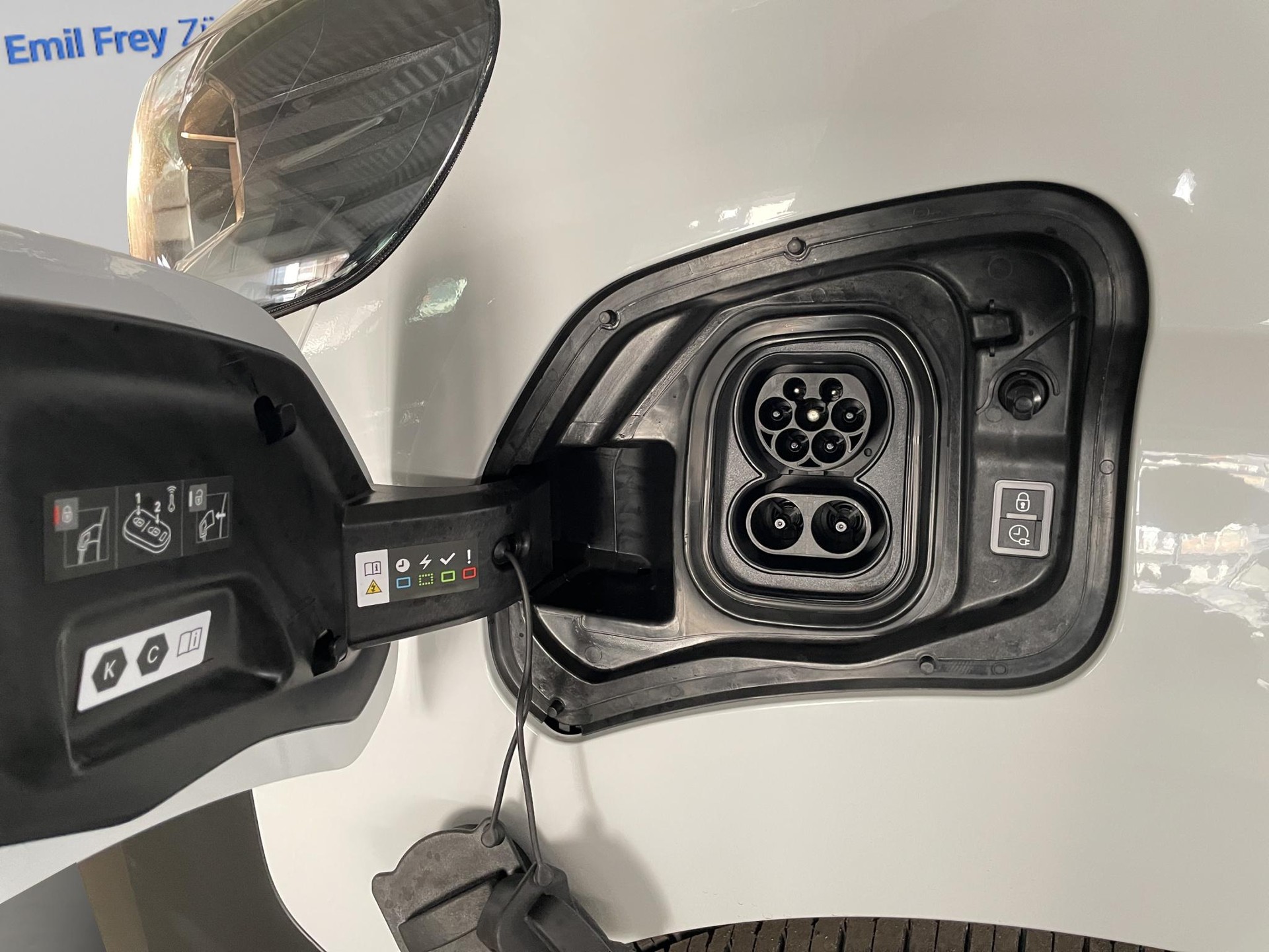 PEUGEOT e-Expert Kaw. Standard 75 kWh-image-12