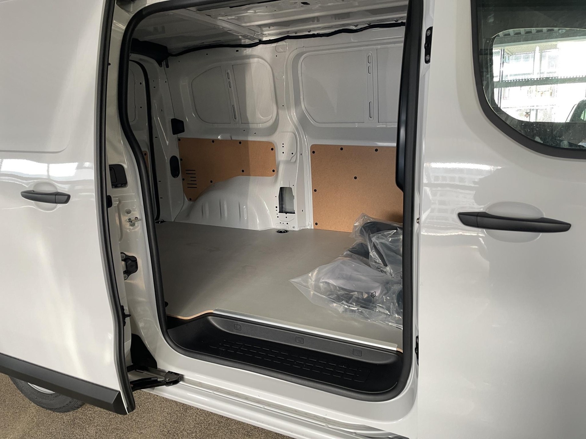 PEUGEOT e-Expert Kaw. Standard 75 kWh-image-10