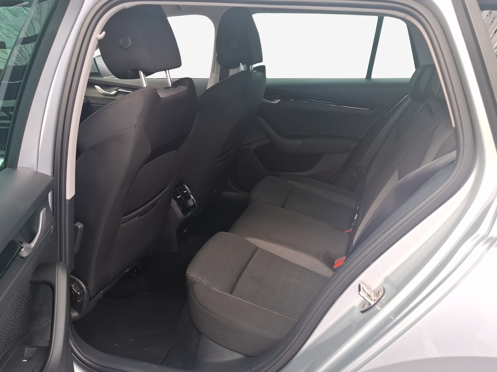 SKODA Octavia Combi 1.5 TSI mHEV DSG Dynamic-image-11