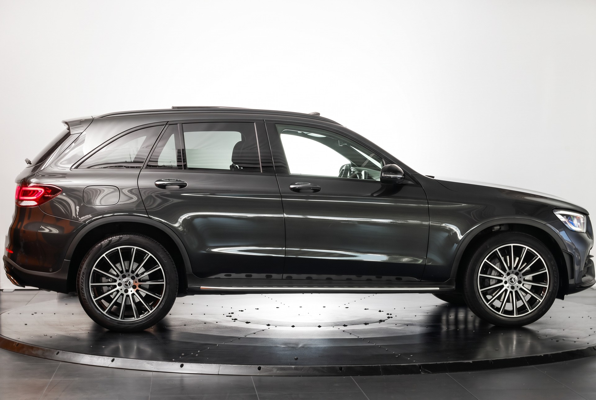 MERCEDES-BENZ GLC 300 AMG Line 4Matic Graphite Grey-image-4
