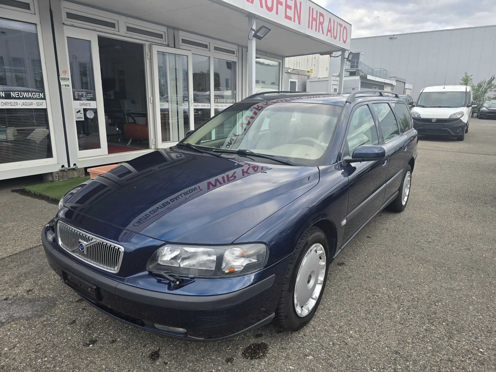 VOLVO V70 2.5T-image-1
