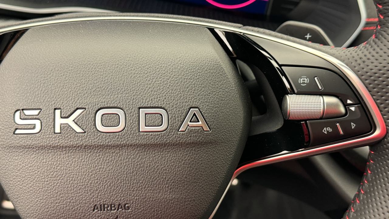 SKODA Octavia Combi 2.0 TSI DSG RS-image-9