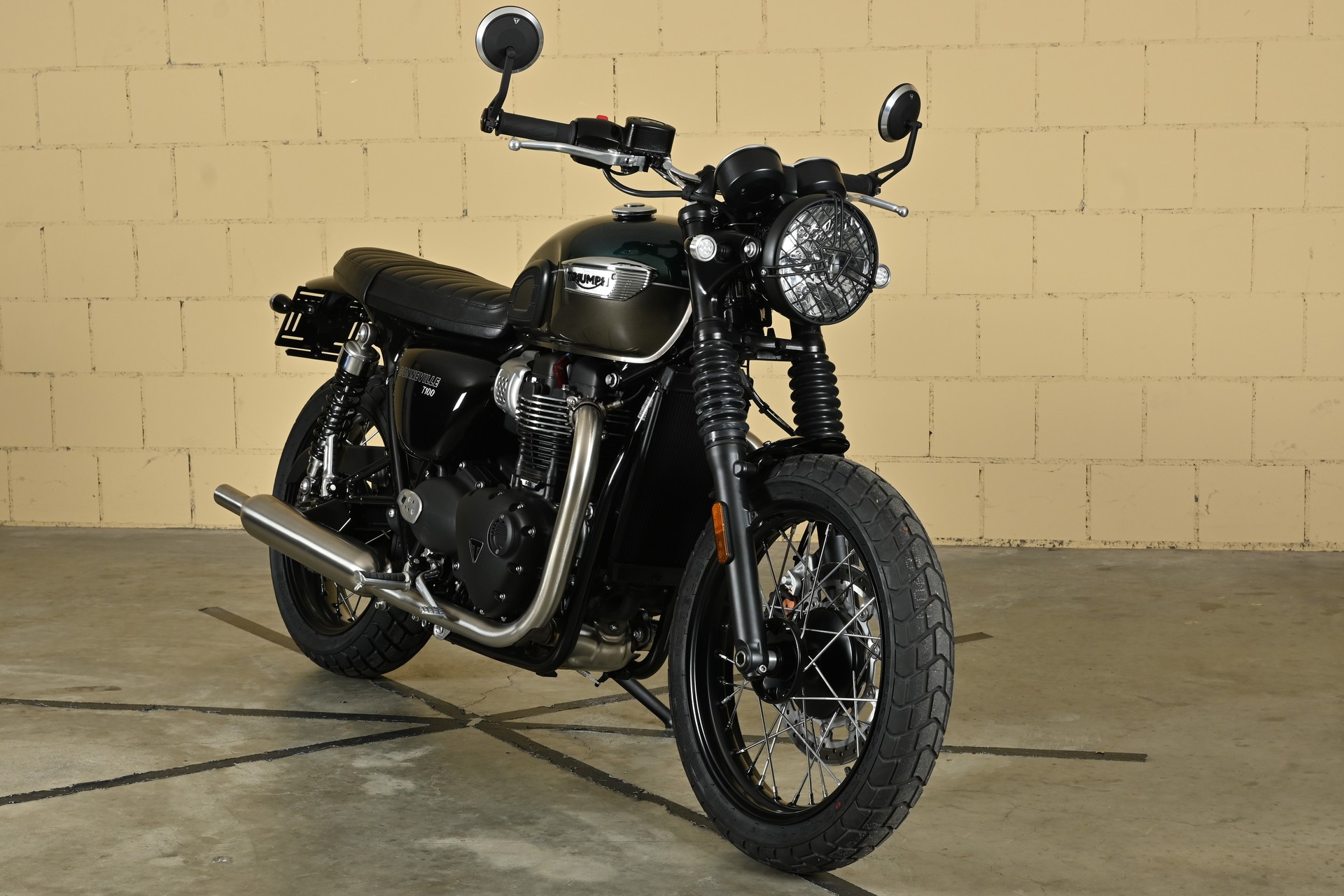 TRIUMPH Bonneville 900 T 100-image-2