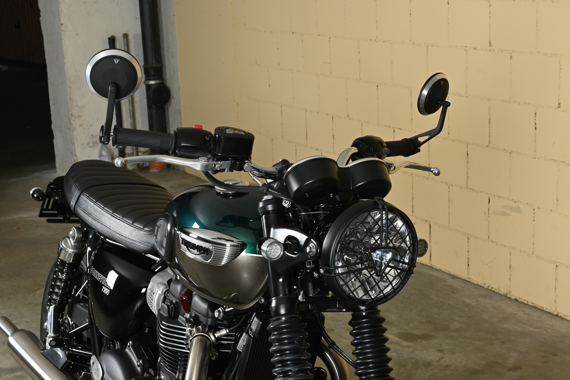 TRIUMPH Bonneville 900 T 100-image-1