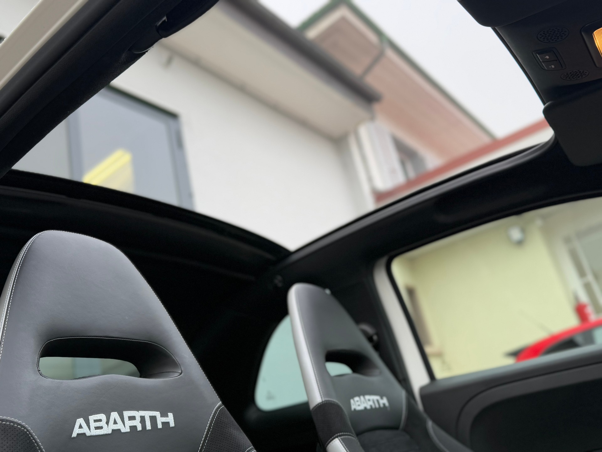 FIAT 695C 1.4 16V Turbo Abarth XSR Yamaha Dualogic-image-19