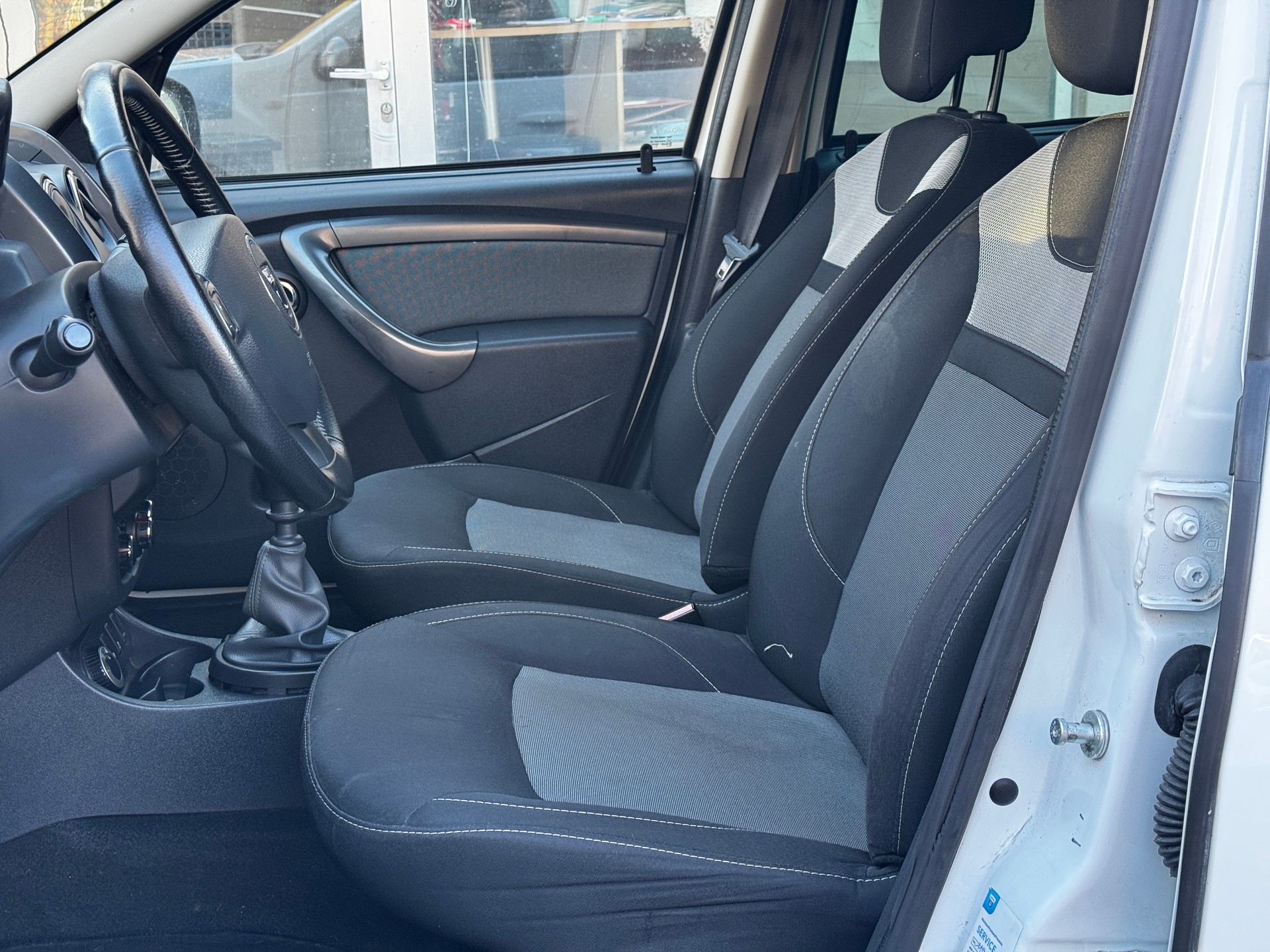 DACIA Duster 1.2 T Lauréate 4x4-image-7
