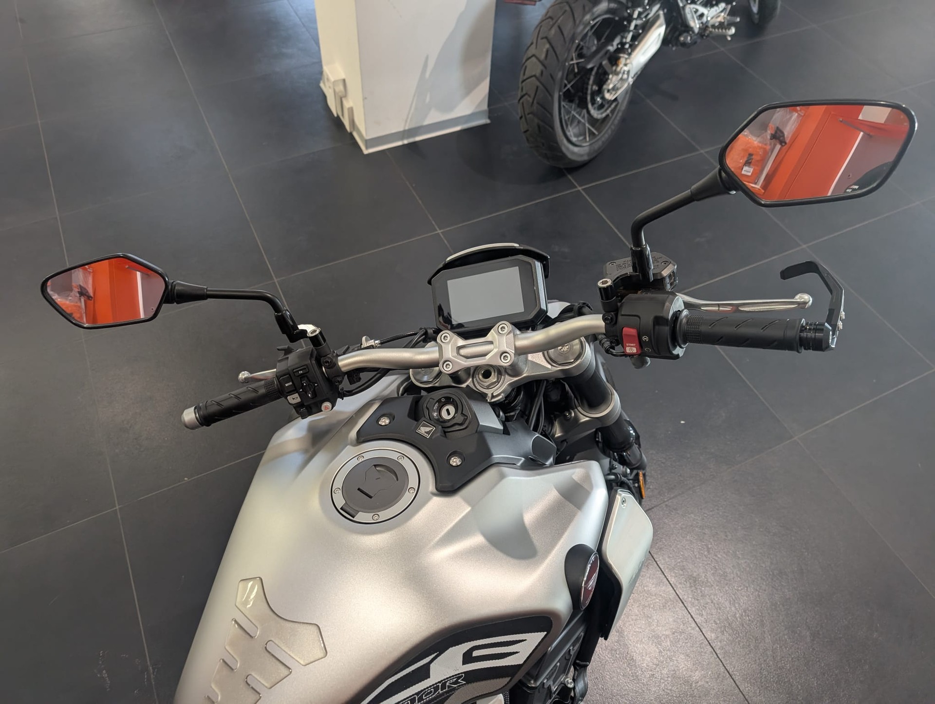 HONDA CB 1000 R-image-4