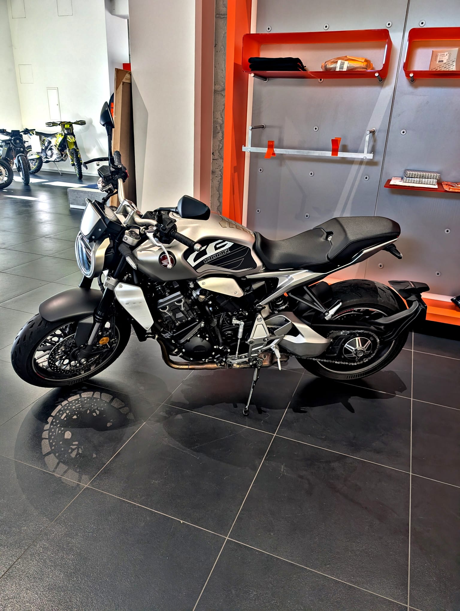 HONDA CB 1000 R-image-1