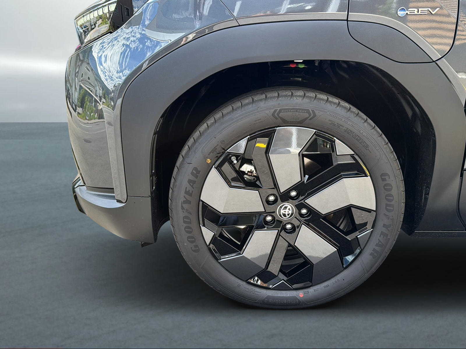TOYOTA Urban Cruiser 61 kWh Premium AWD-image-9
