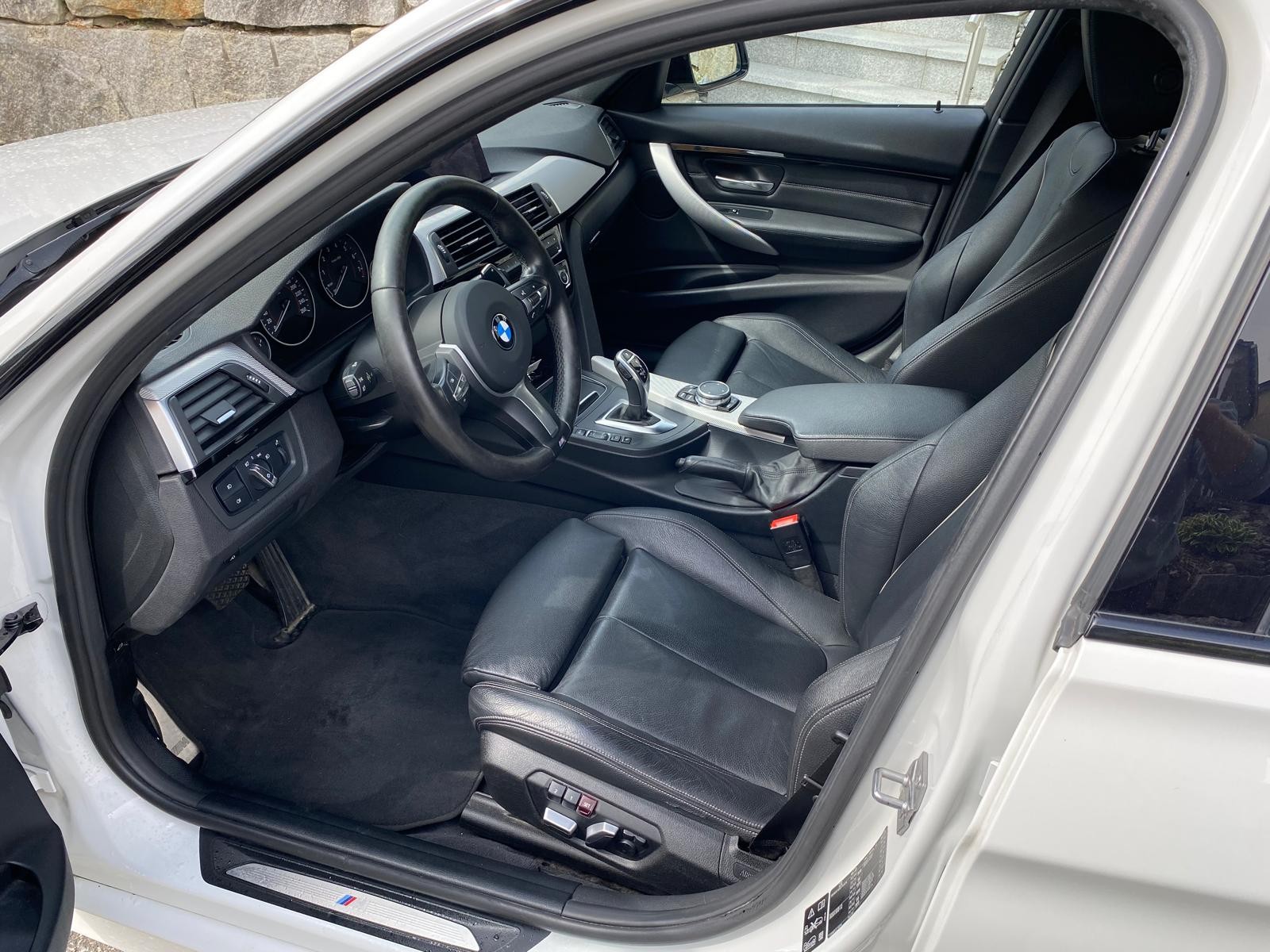 BMW 330i xDrive Touring M Sport Steptronic-image-9