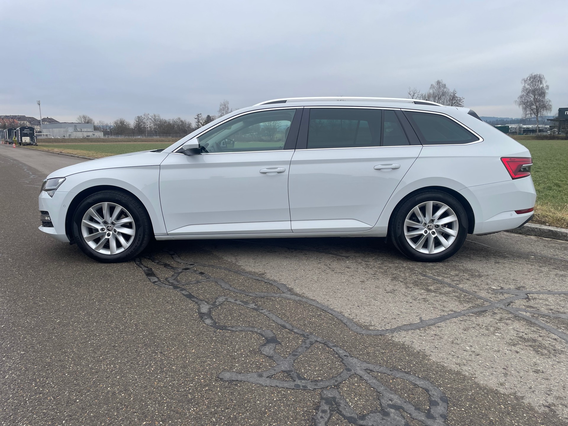 SKODA Superb Combi 2.0 TDi Style 4x4 DSG * MY SKODA PAKET - LEDER ALCANTARA - WEISS METALLIC - AHK 2200kg *-showroom-element-2