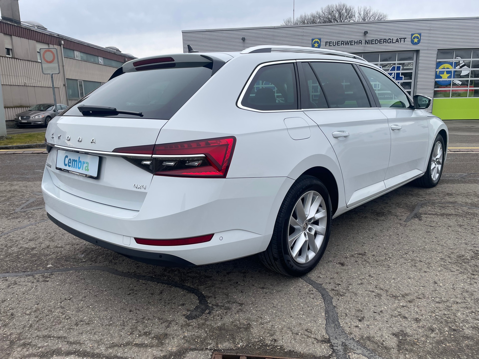 SKODA Superb Combi 2.0 TDi Style 4x4 DSG * MY SKODA PAKET - LEDER ALCANTARA - WEISS METALLIC - AHK 2200kg *-image-5