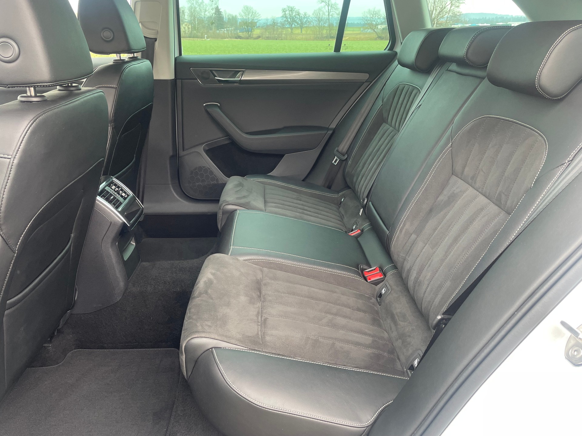 SKODA Superb Combi 2.0 TDi Style 4x4 DSG * MY SKODA PAKET - LEDER ALCANTARA - WEISS METALLIC - AHK 2200kg *-image-15