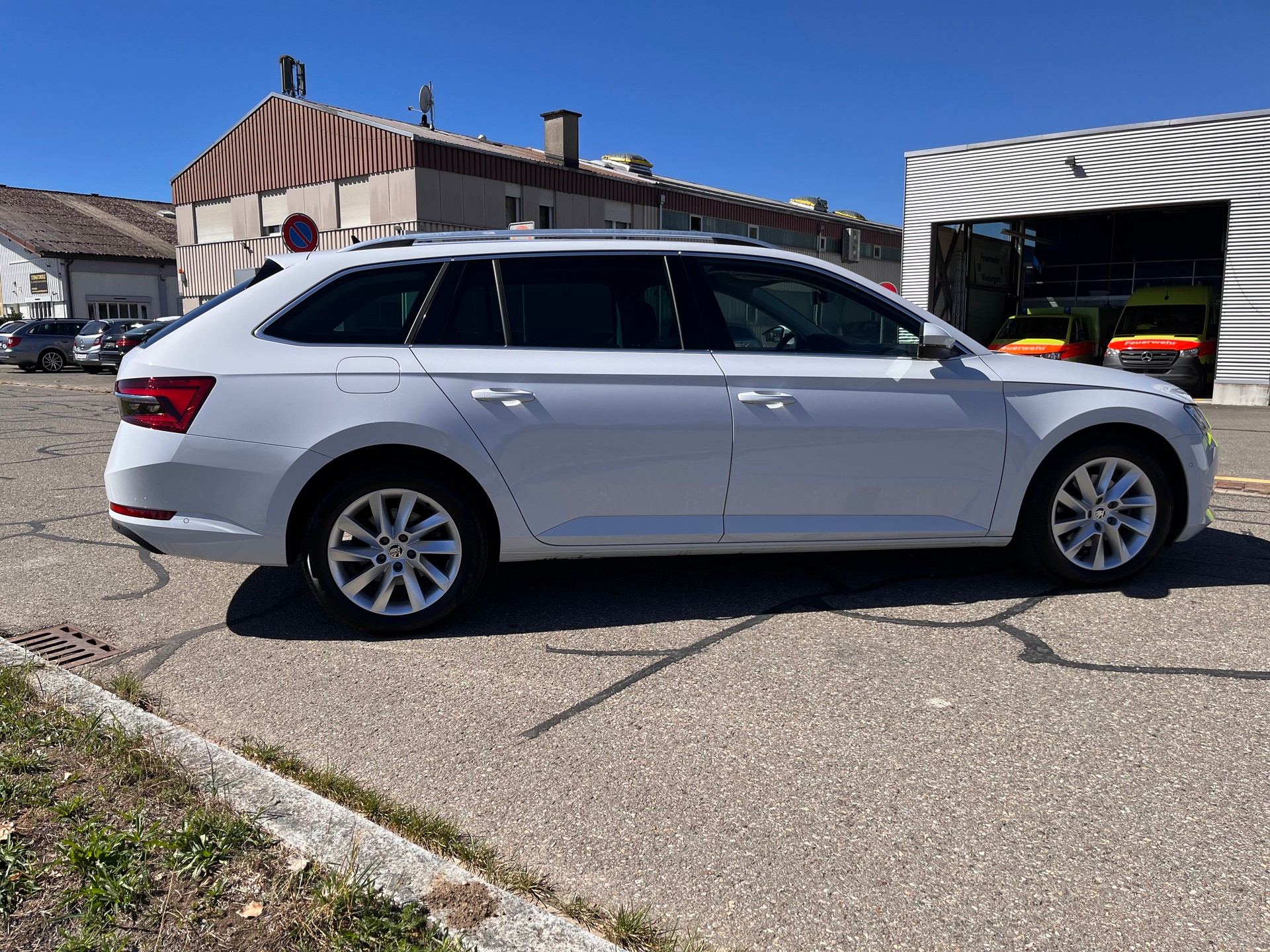 SKODA Superb Combi 2.0 TDi Style 4x4 DSG * MY SKODA PAKET - LEDER ALCANTARA - PEARL WEISS METALLIC - AHK 2200kg *-image-6
