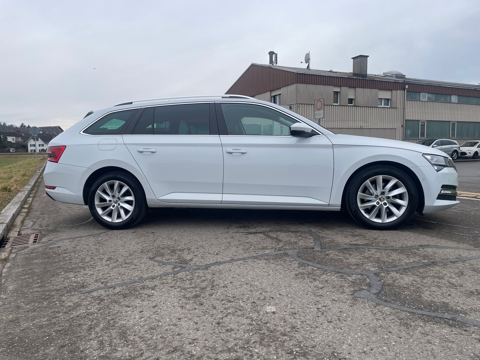 SKODA Superb Combi 2.0 TDi Style 4x4 DSG * MY SKODA PAKET - LEDER ALCANTARA - WEISS METALLIC - AHK 2200kg *-image-6