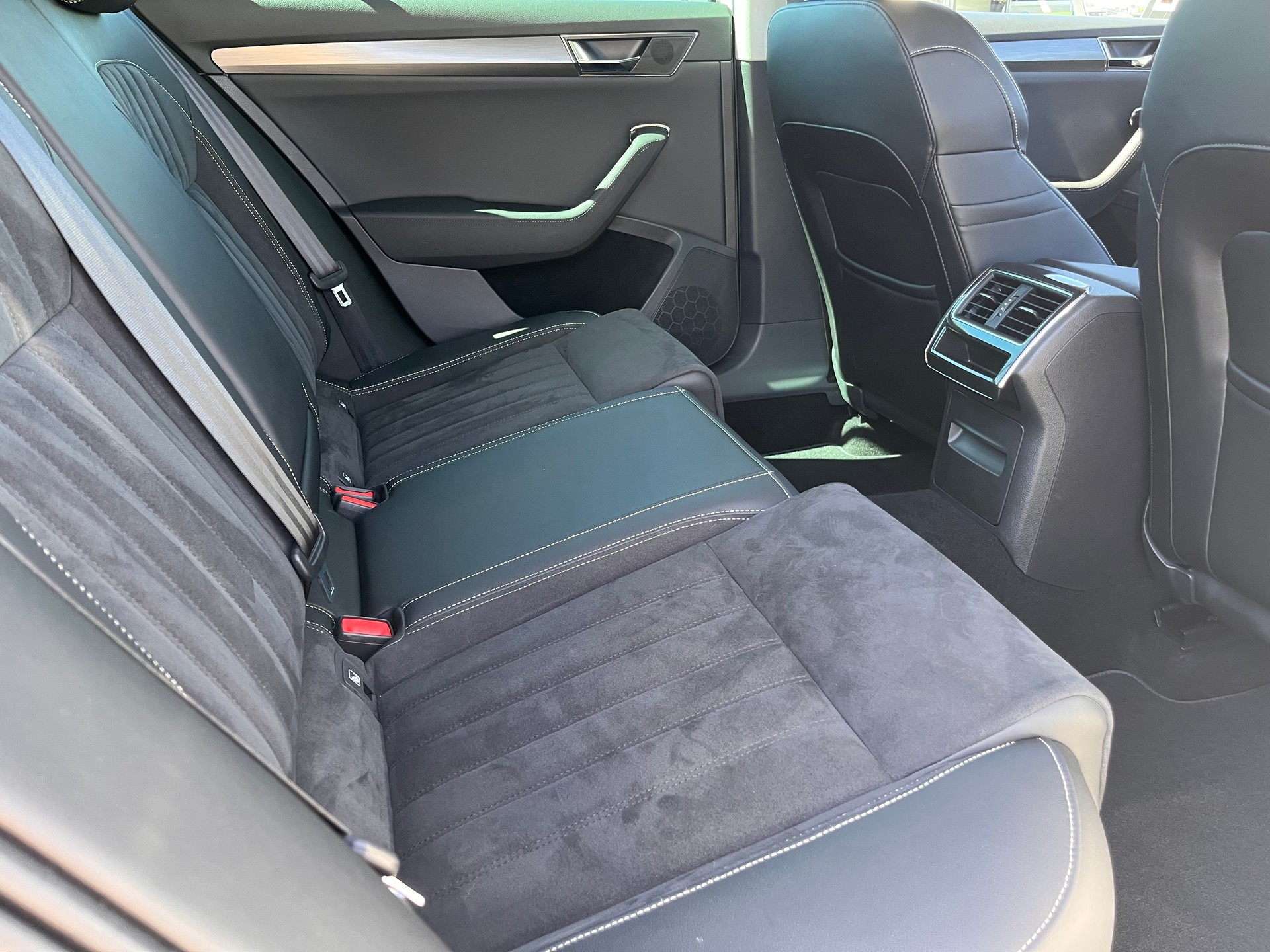 SKODA Superb Combi 2.0 TDi Style 4x4 DSG * MY SKODA PAKET - LEDER ALCANTARA - PEARL WEISS METALLIC - AHK 2200kg *-image-15
