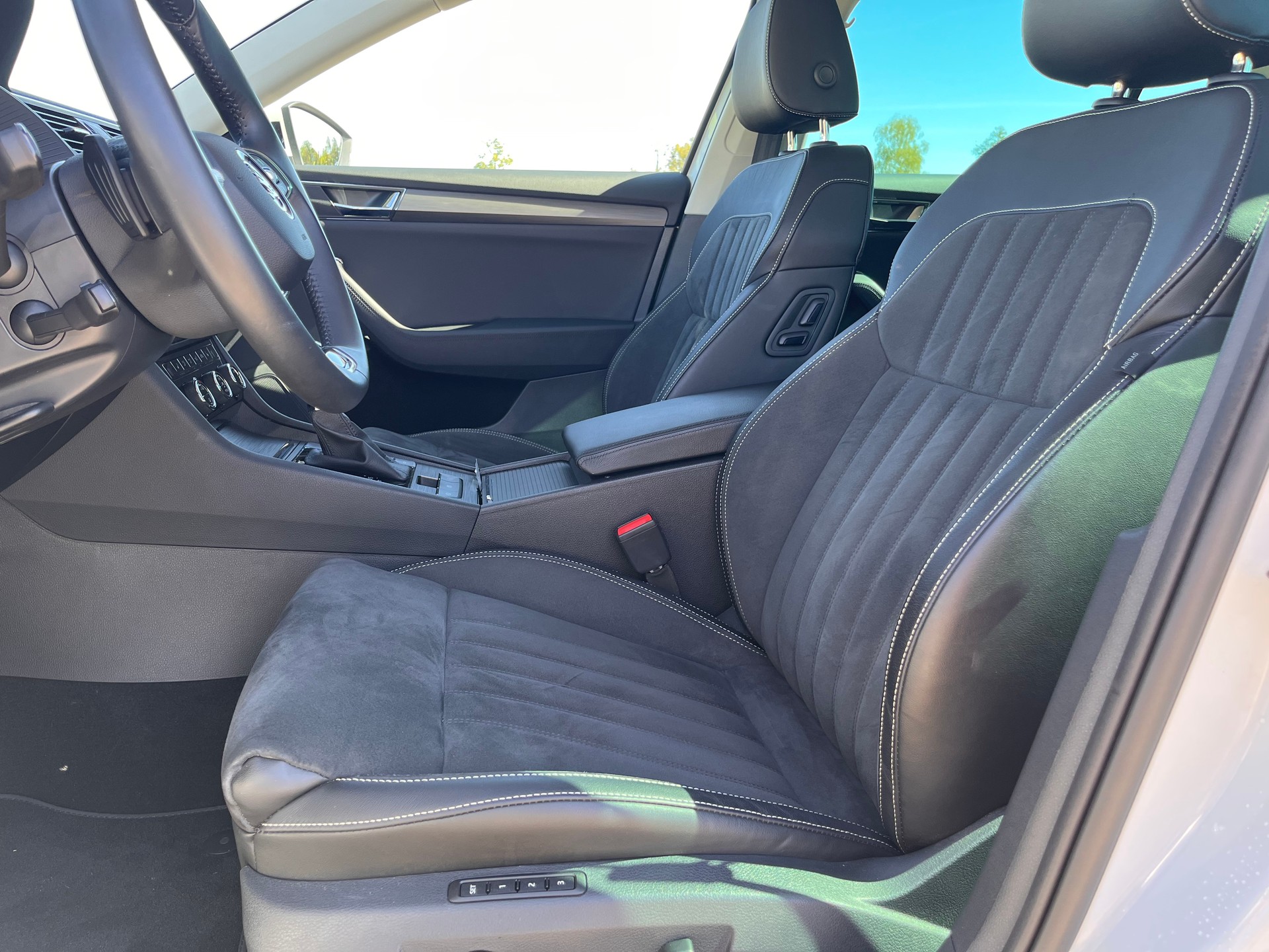 SKODA Superb Combi 2.0 TDi Style 4x4 DSG * MY SKODA PAKET - LEDER ALCANTARA - PEARL WEISS METALLIC - AHK 2200kg *-image-12