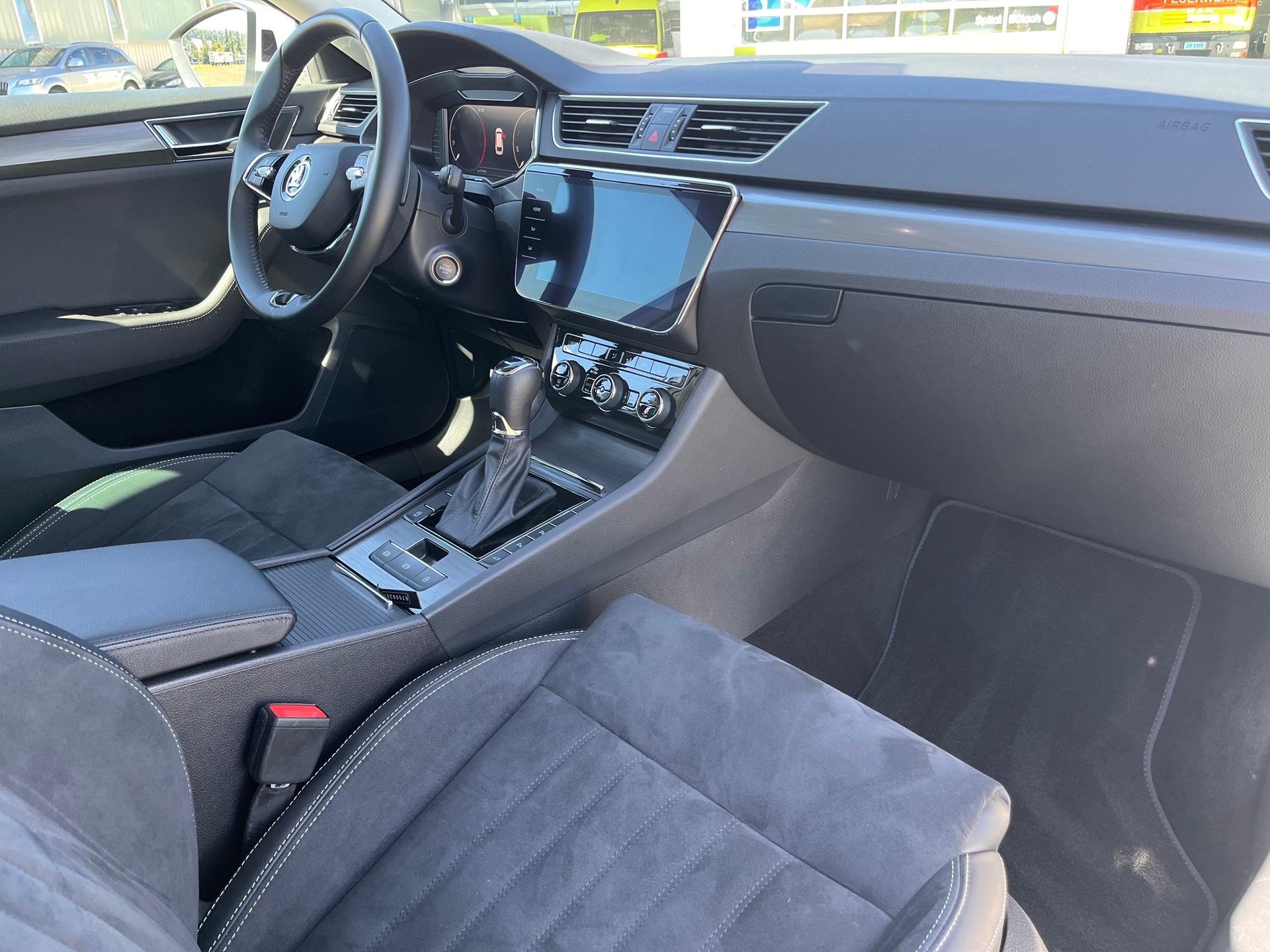 SKODA Superb Combi 2.0 TDi Style 4x4 DSG * MY SKODA PAKET - LEDER ALCANTARA - PEARL WEISS METALLIC - AHK 2200kg *-image-14