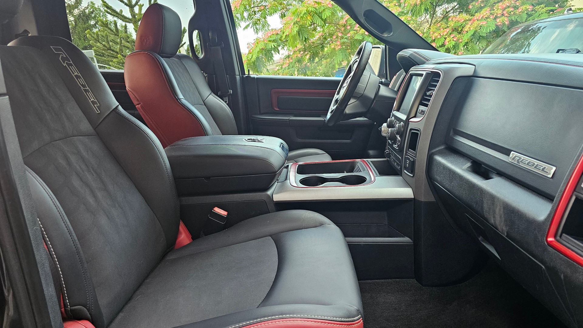 DODGE RAM 5.7 Rebel-image-8