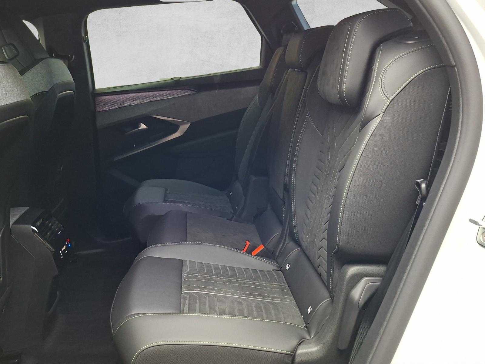 PEUGEOT 5008 1.6 PHEV GT-image-11