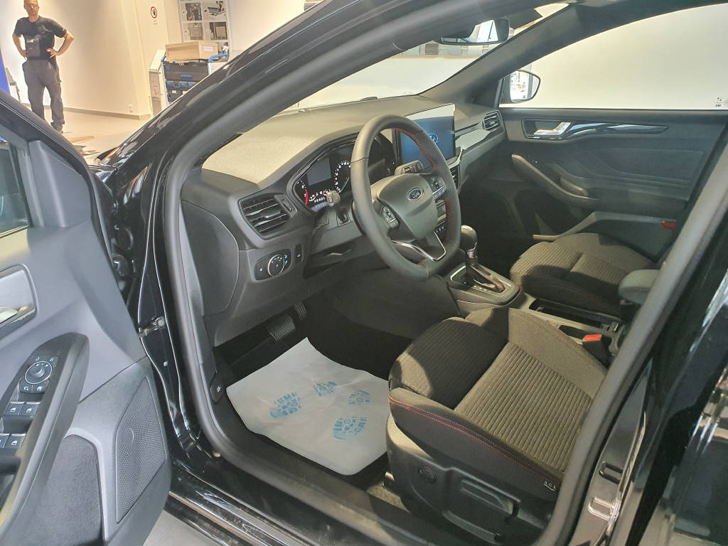 FORD Focus Station Wagon 1.0i EcoB Hybrid 155 ST-Line-image-7