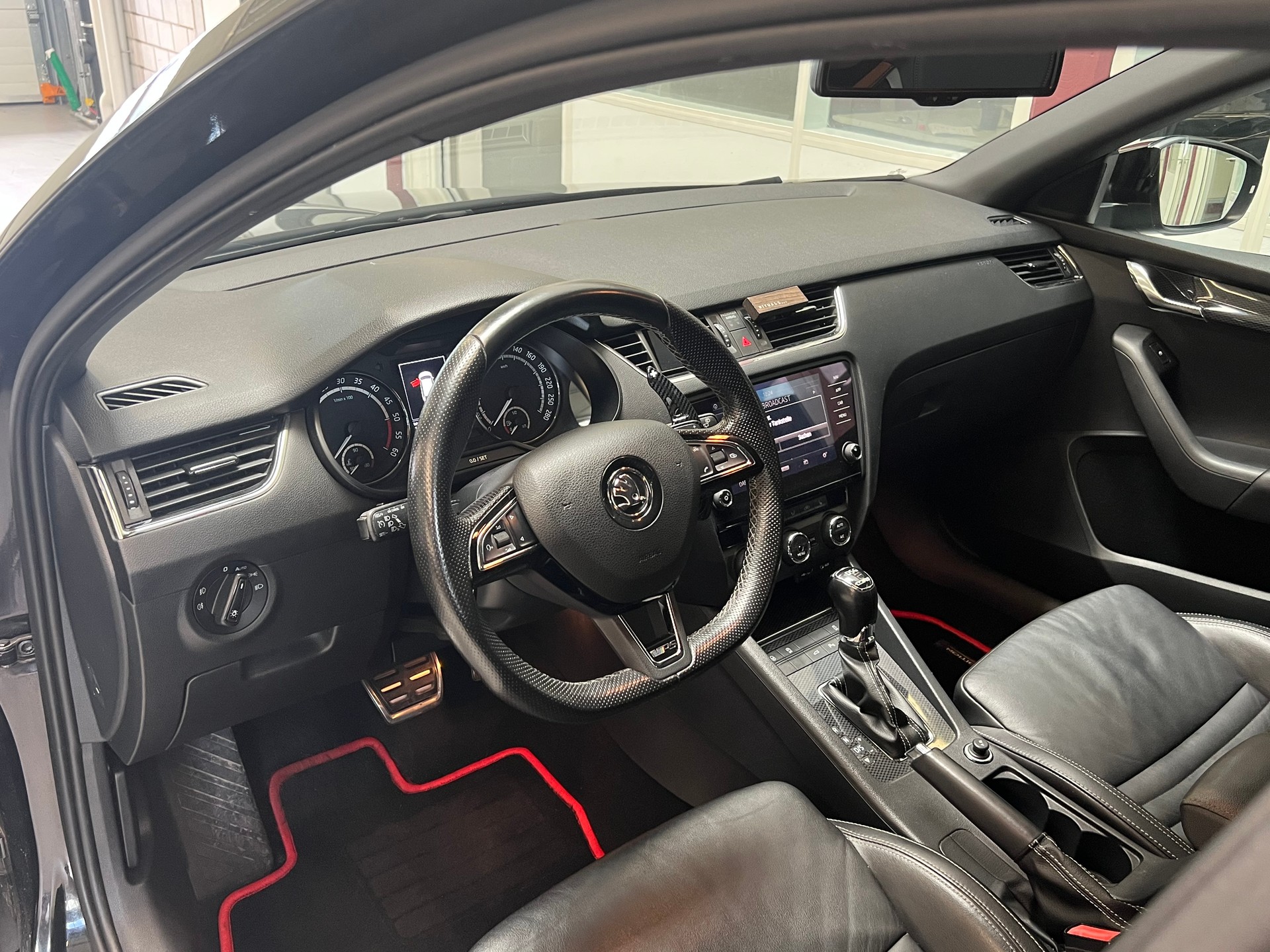 SKODA Octavia Combi 2.0 TDI RS 4x4 DSG-image-10