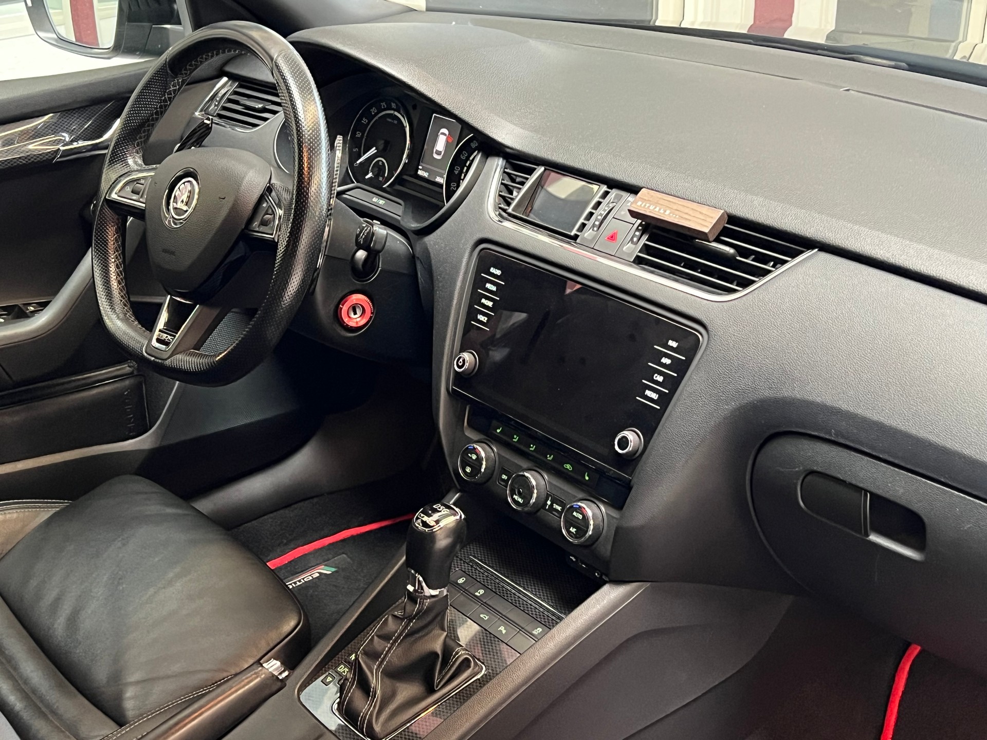 SKODA Octavia Combi 2.0 TDI RS 4x4 DSG-image-14