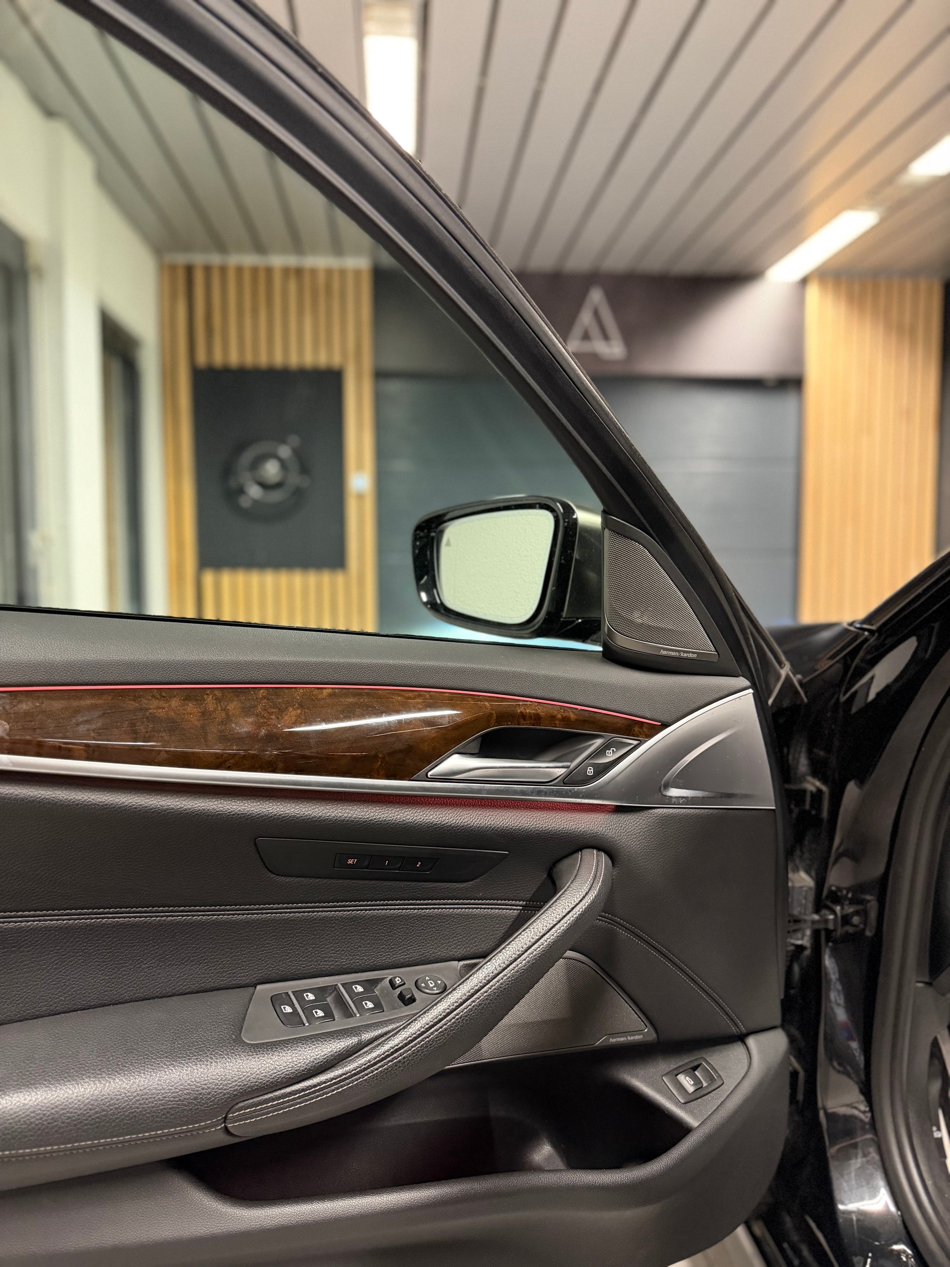BMW M550i xDrive Steptronic-image-14